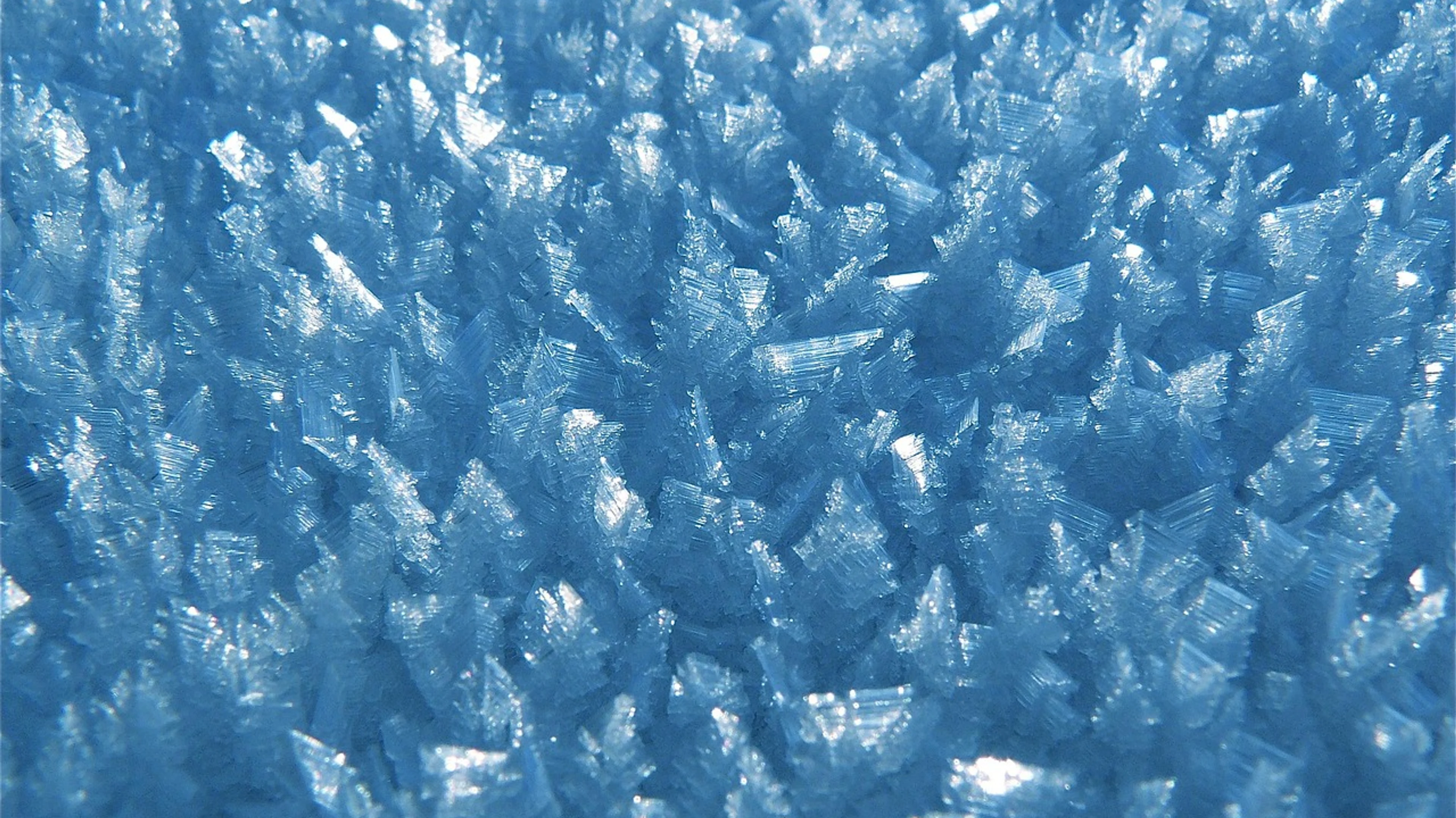 Ice winter crystals - free 4K Ultra HD abstract wallpaper for desktop