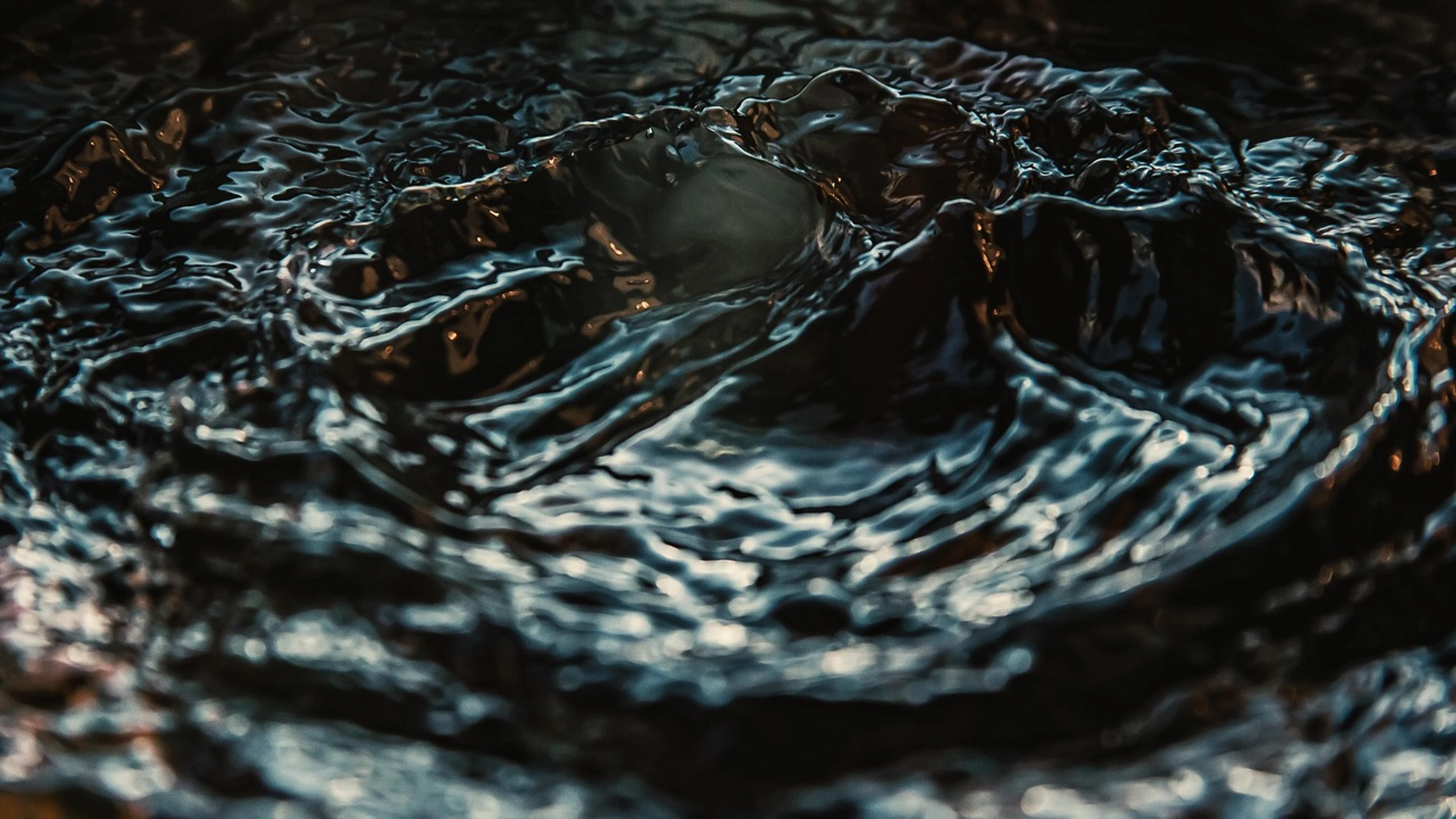 Water nature wave - free 4K Ultra HD abstract wallpaper for desktop