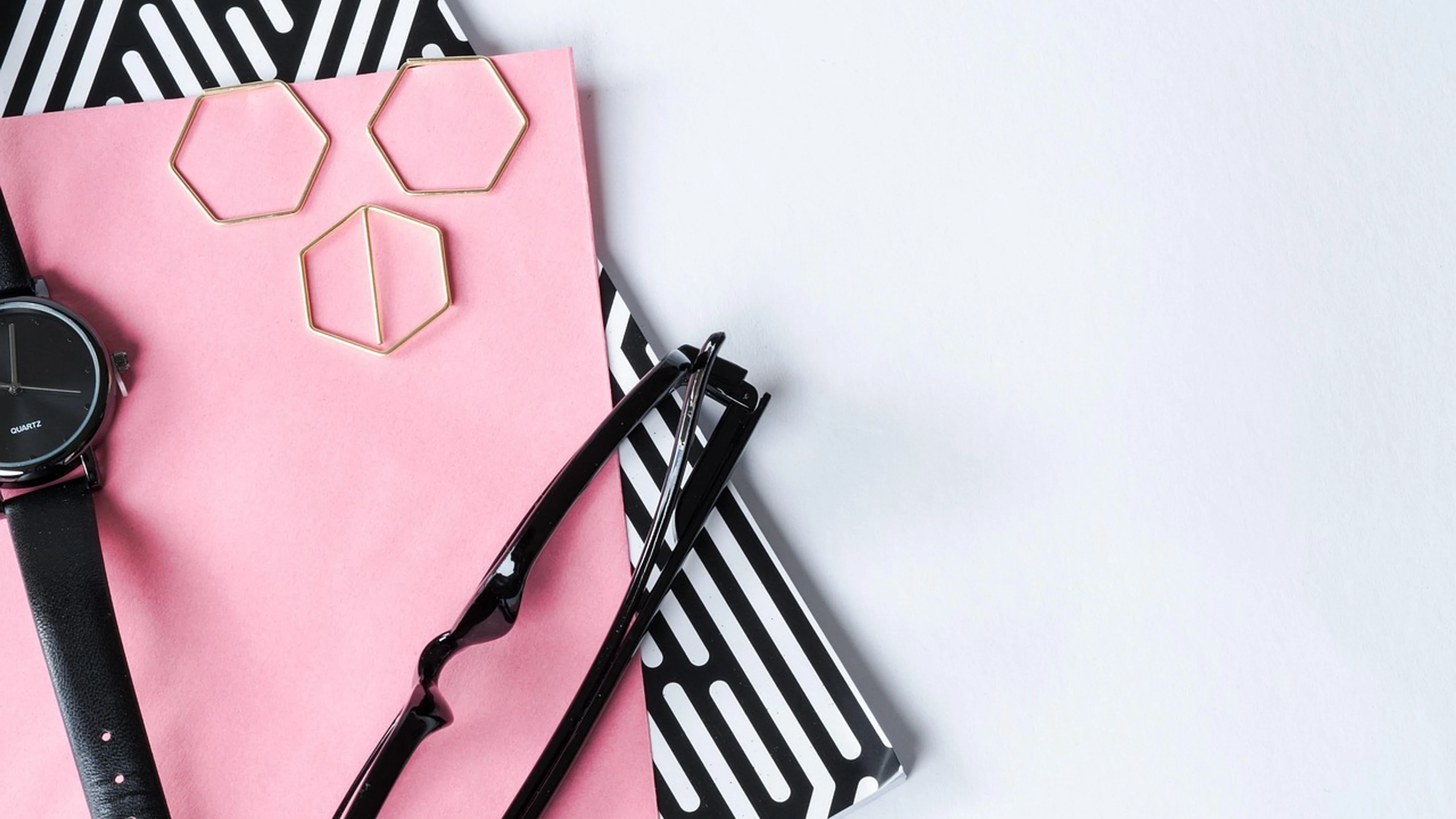 Flatlay paper clips glasses - free 4K Ultra HD aesthetic wallpaper for desktop