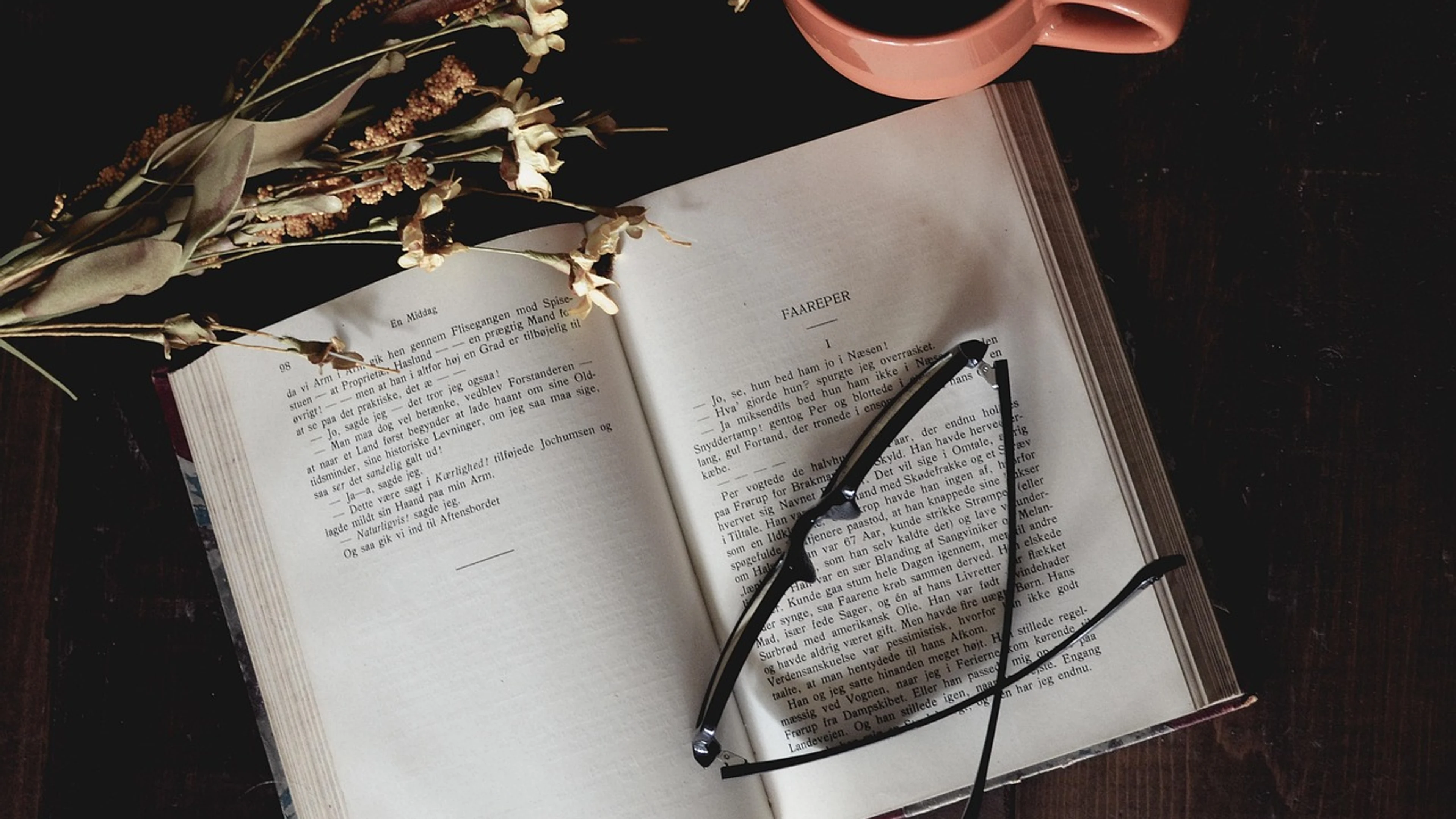 Open book reading glasses mug - free 4K Ultra HD aesthetic wallpaper for desktop