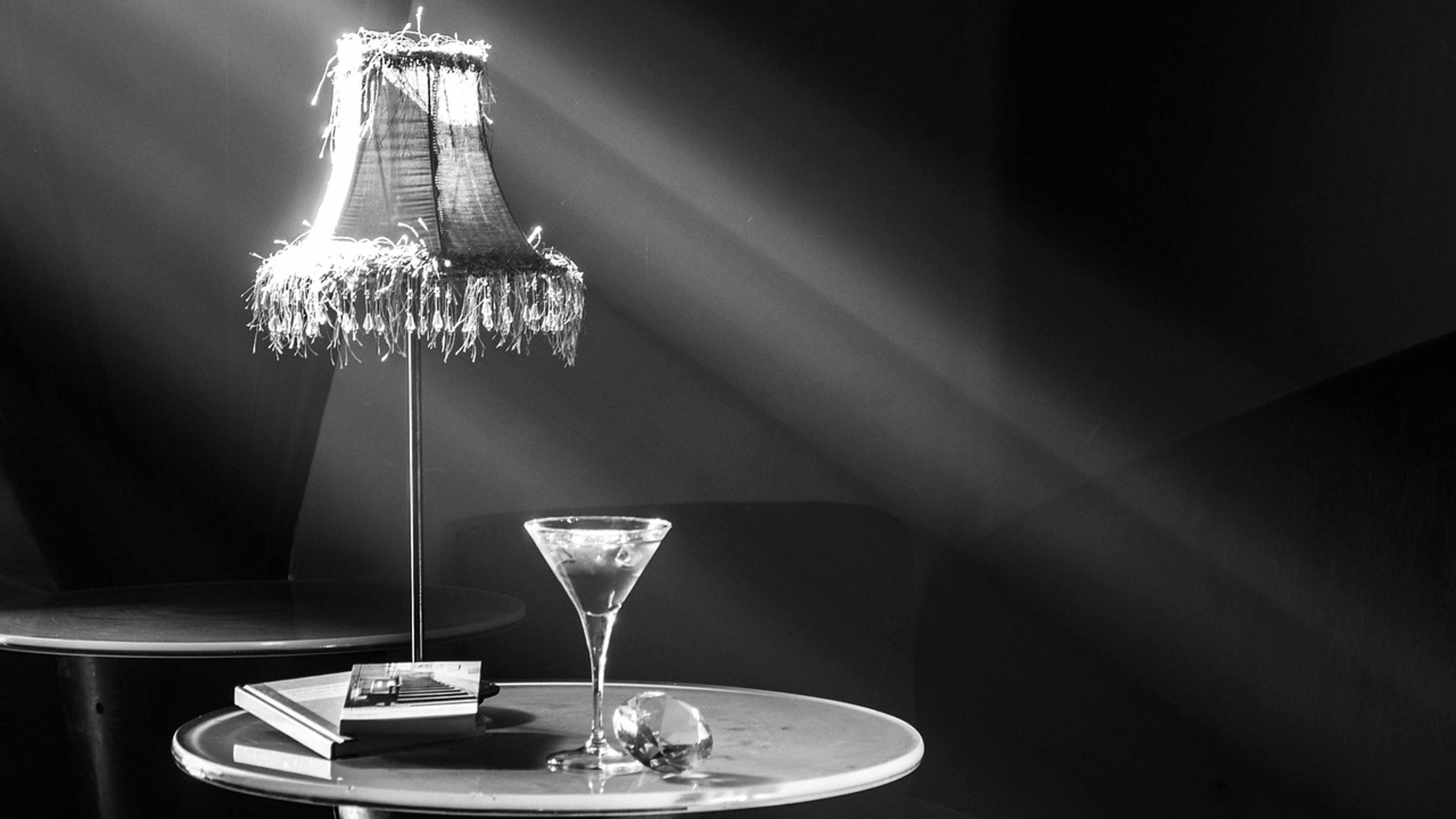 Rays minimal theatrical - free 4K Ultra HD aesthetic wallpaper for desktop