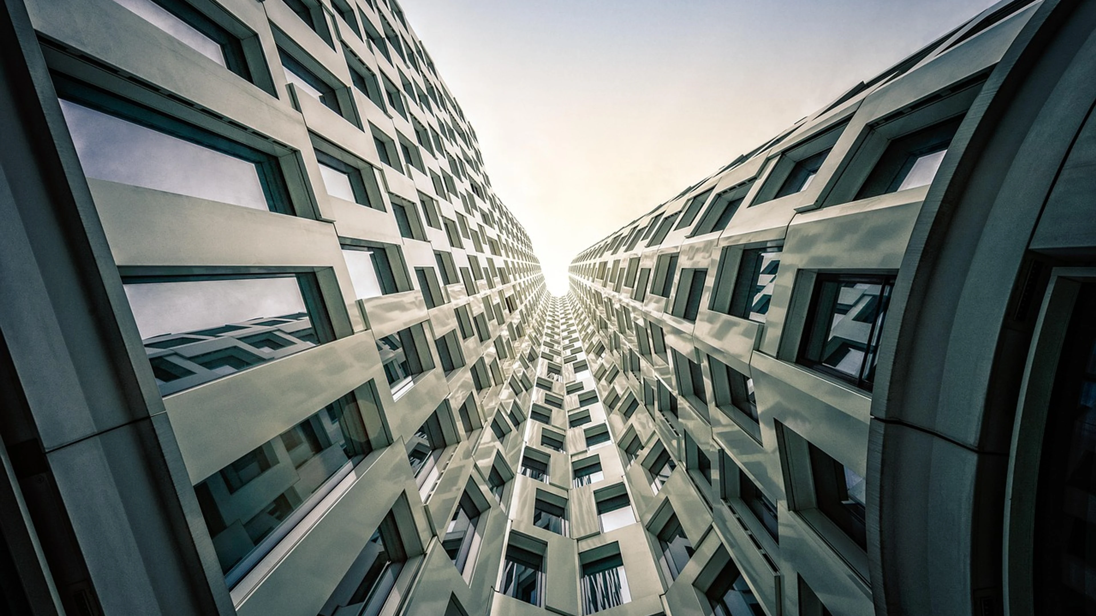 Building window modern - free 4K Ultra HD architecture wallpaper for desktop