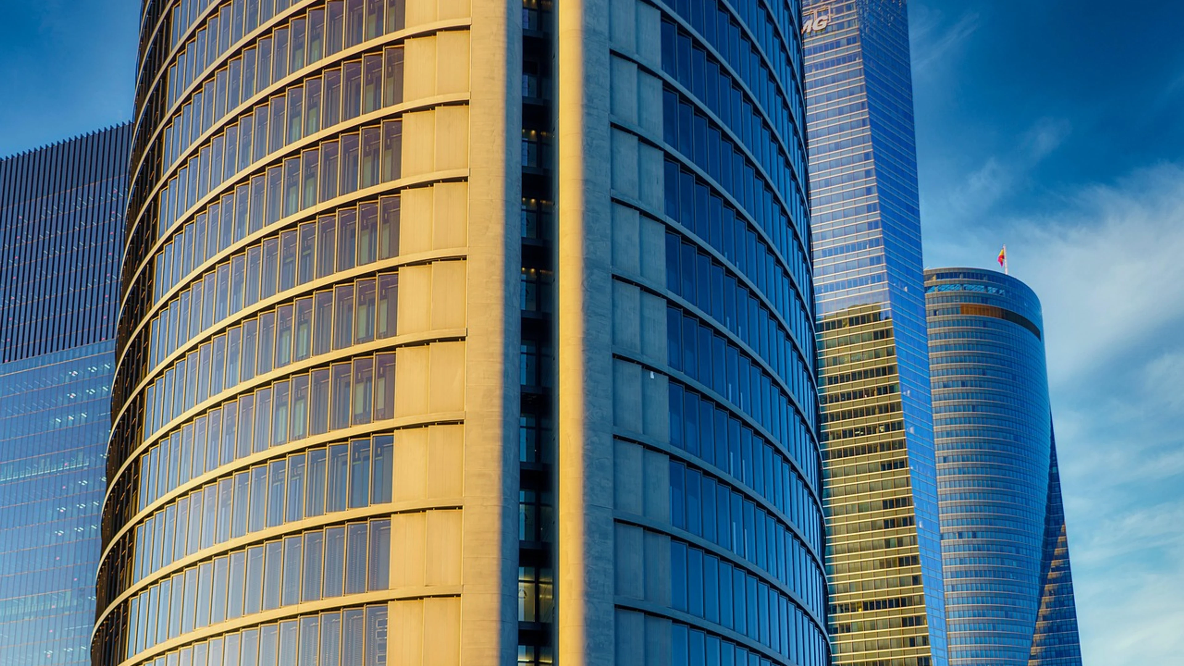 City skyscraper buildings - free 4K Ultra HD architecture wallpaper for desktop