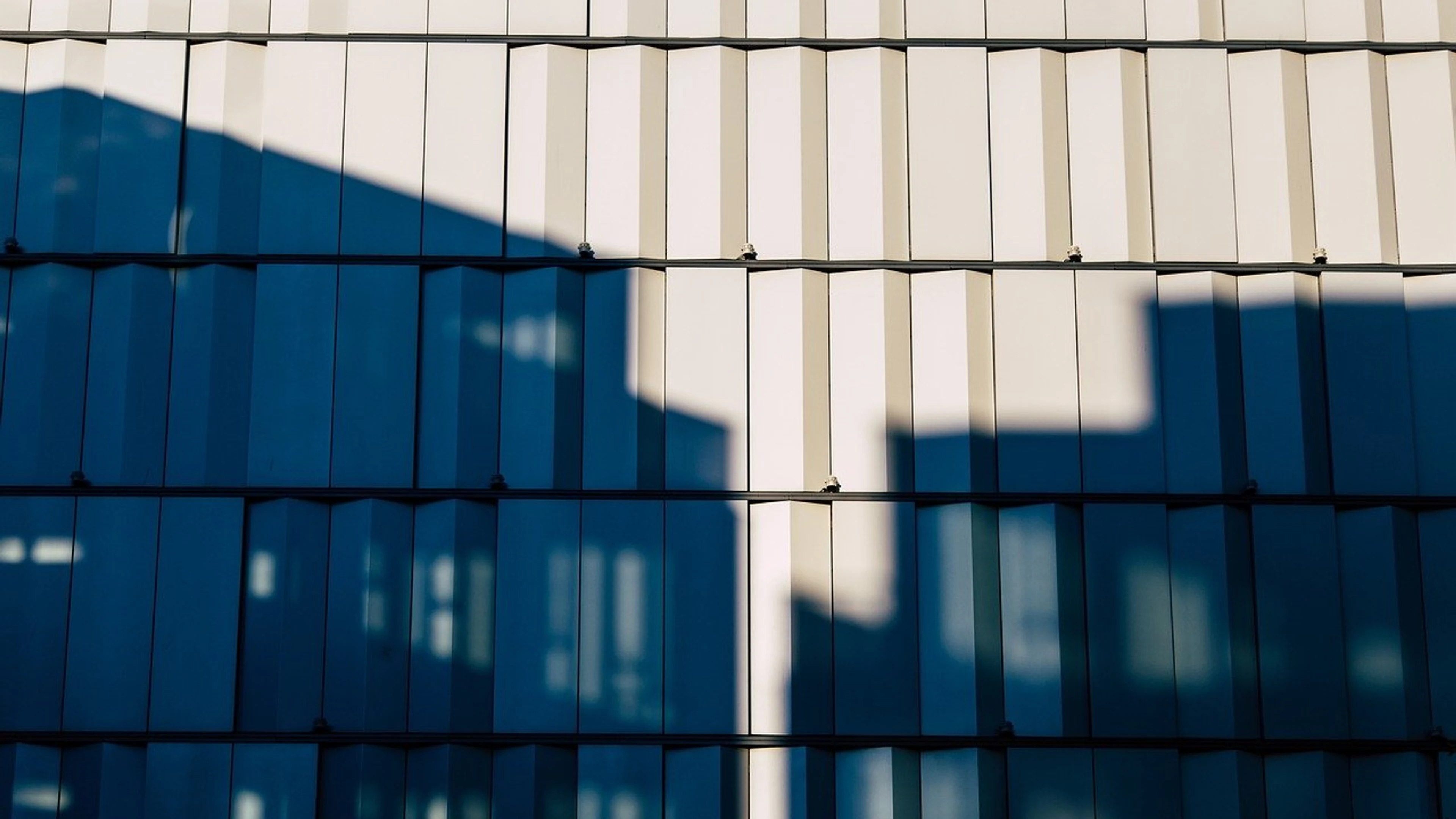 Facade the shade light - free 4K Ultra HD architecture wallpaper for desktop