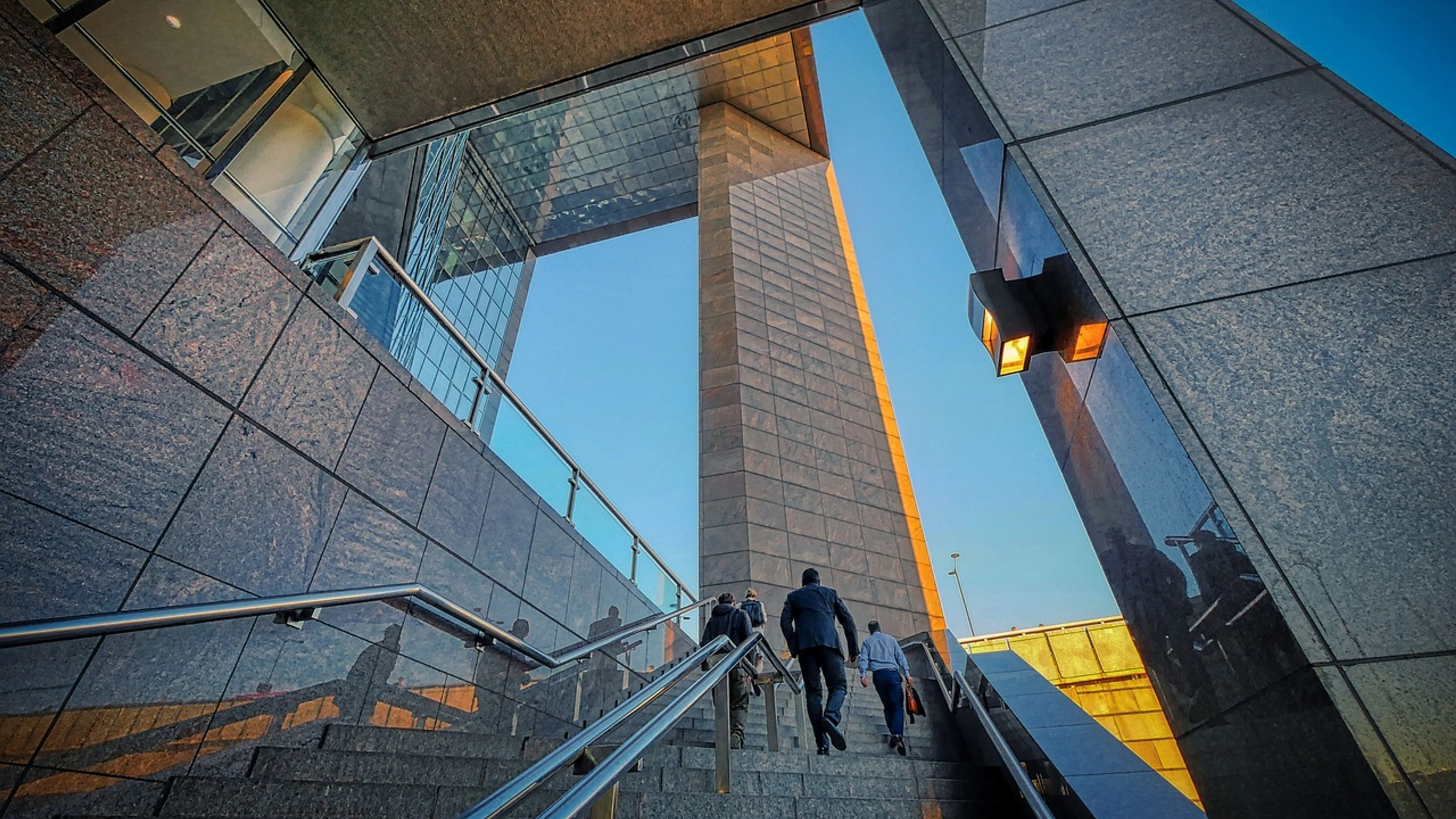 Stairs building businessmen - free 4K Ultra HD architecture wallpaper for desktop