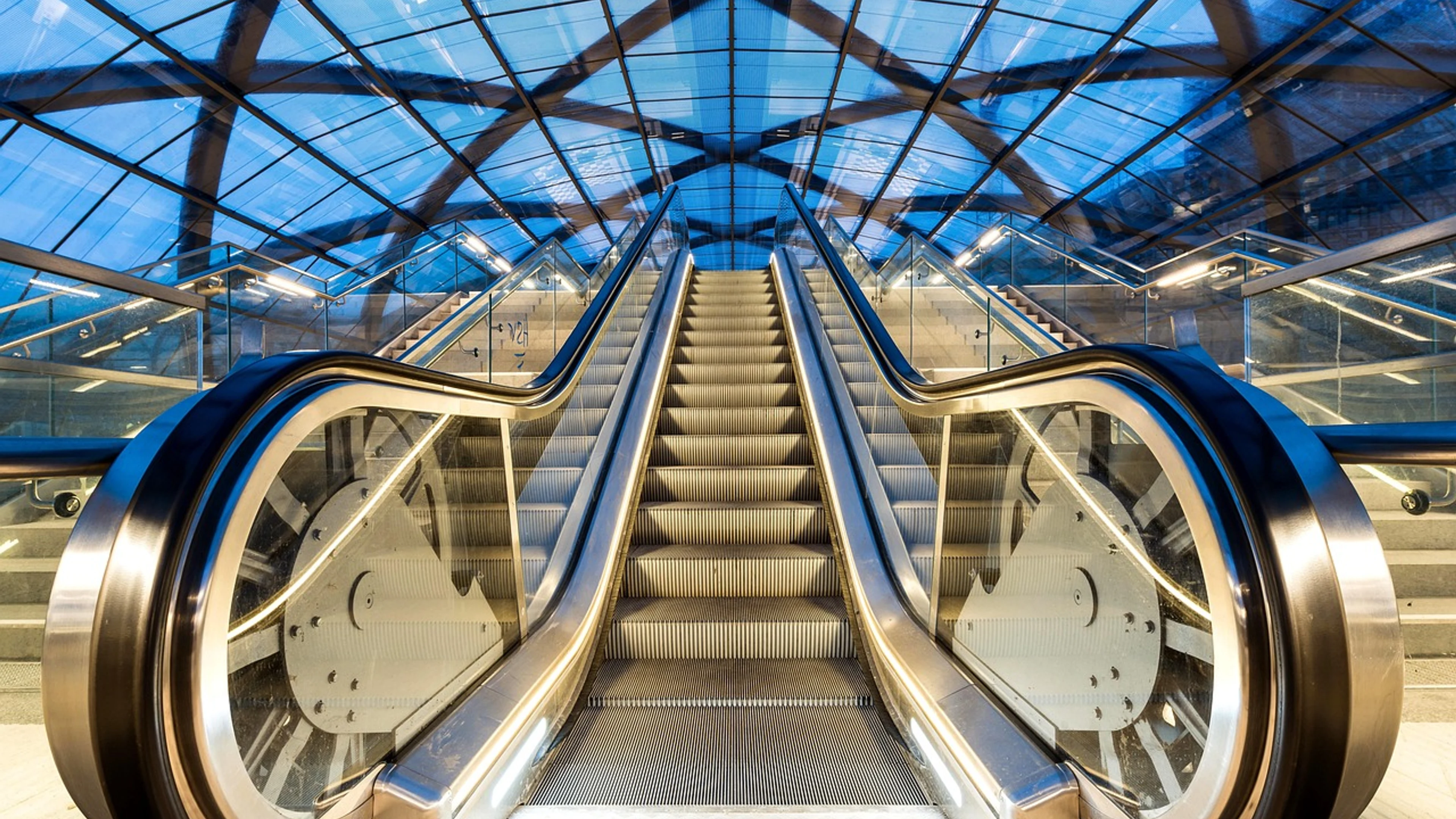 Station escalator stairs - free 4K Ultra HD architecture wallpaper for desktop