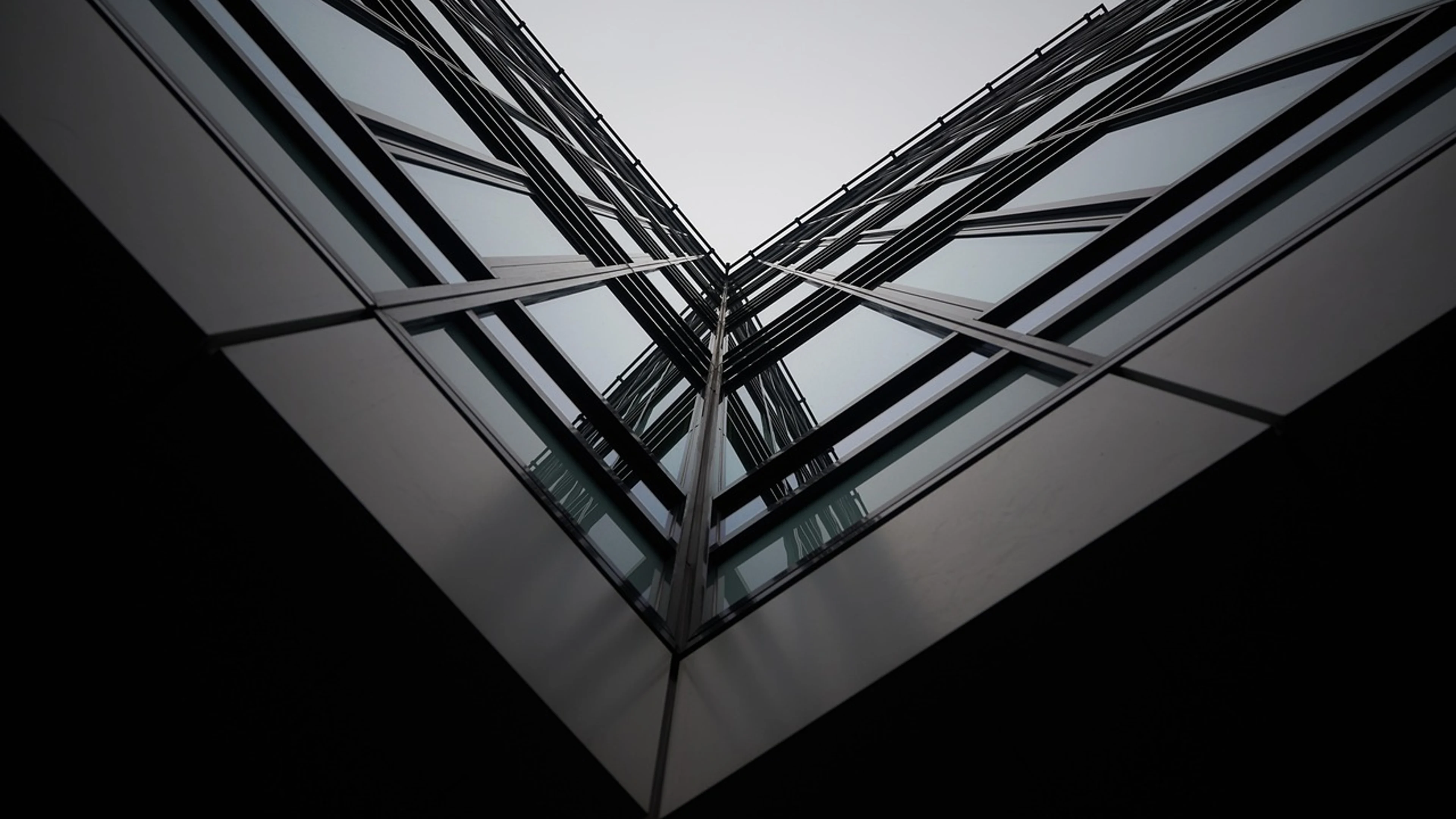 Warsaw symmetry geometry - free 4K Ultra HD architecture wallpaper for desktop