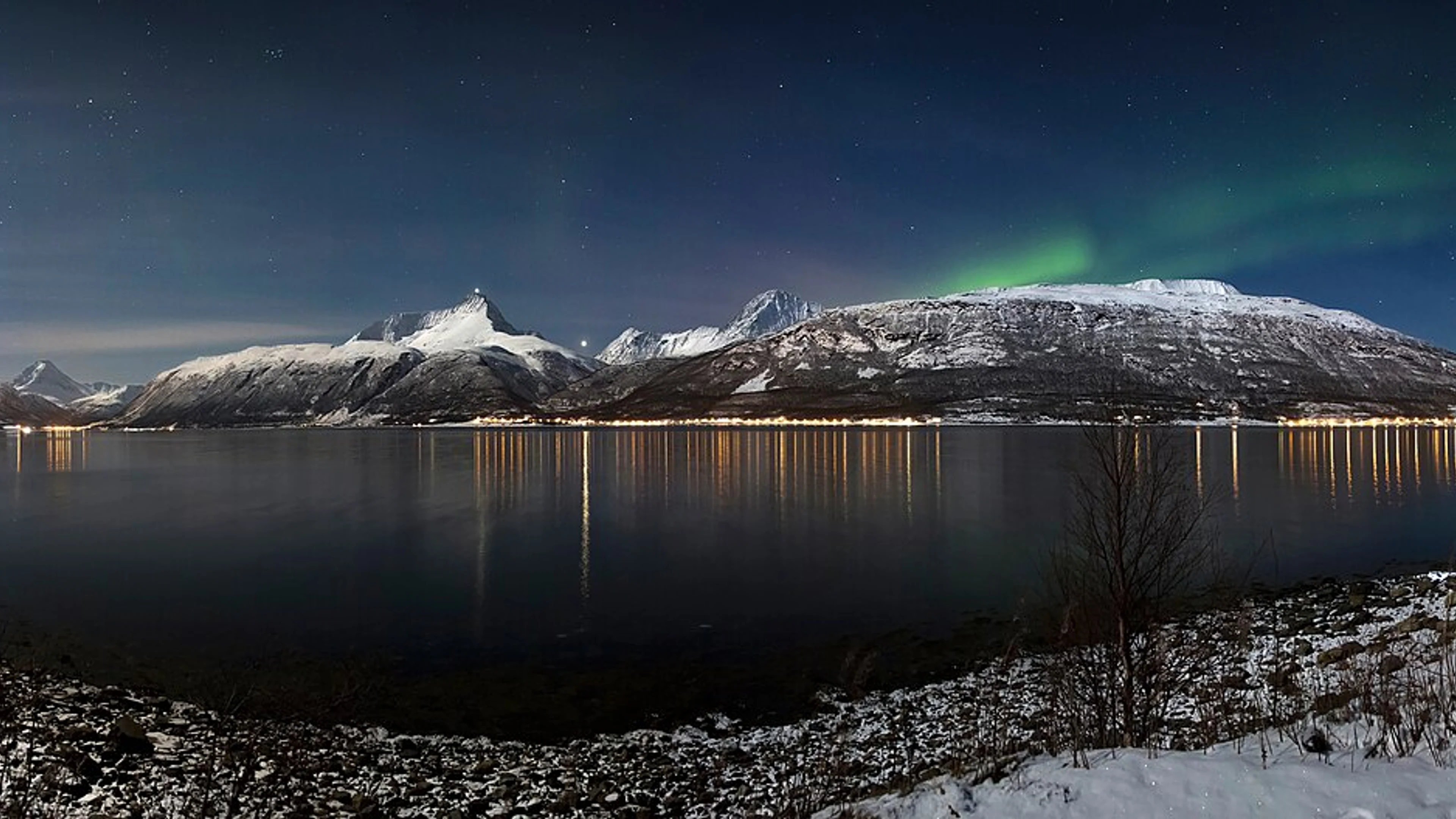 Aurora borealis above Storfjorden and the Lyngen Alps in moonlight, 2012 March - free 4K Ultra HD aurora wallpaper for desktop