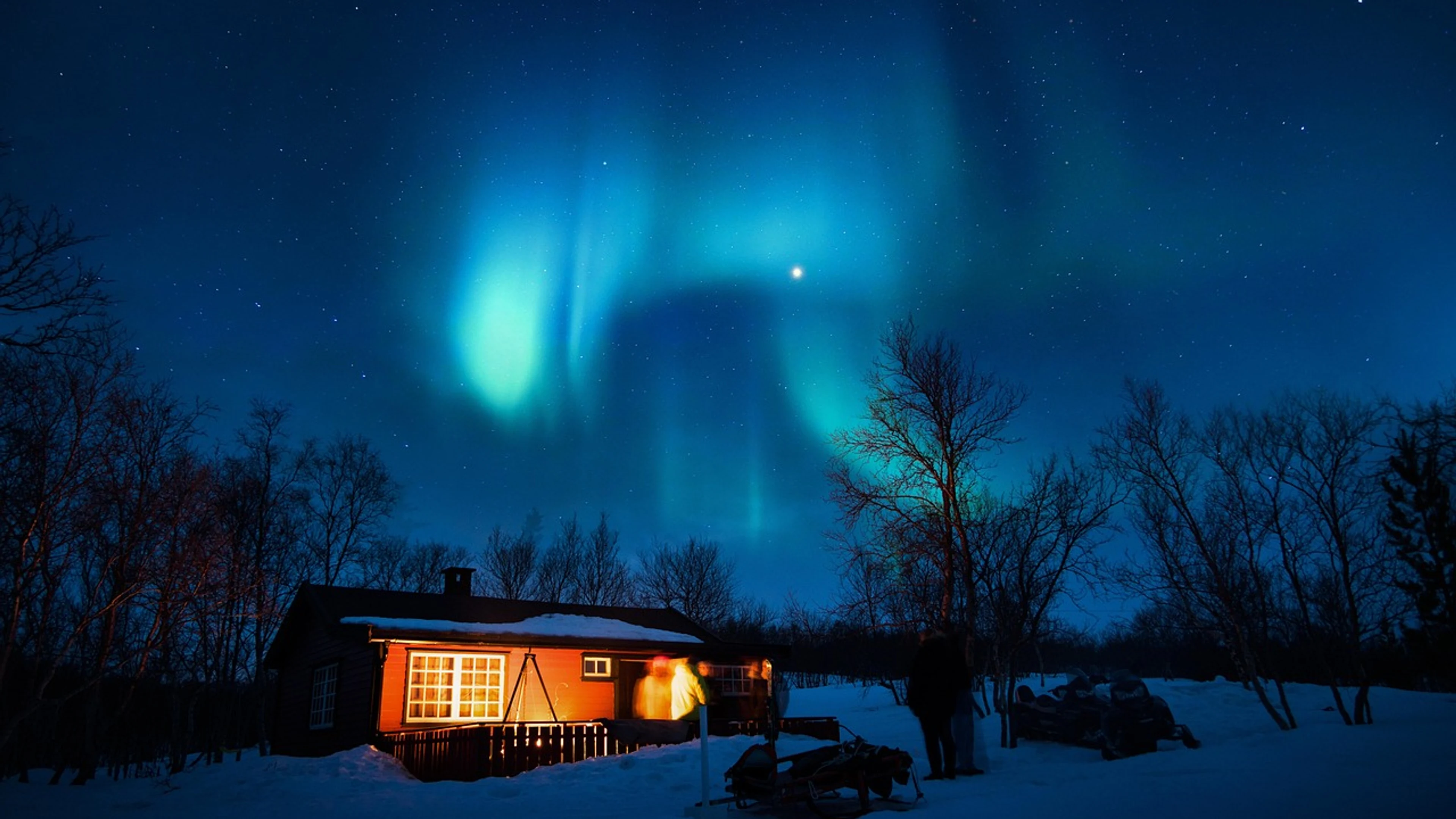 Aurora borealis cabin snow - free 4K Ultra HD aurora wallpaper for desktop