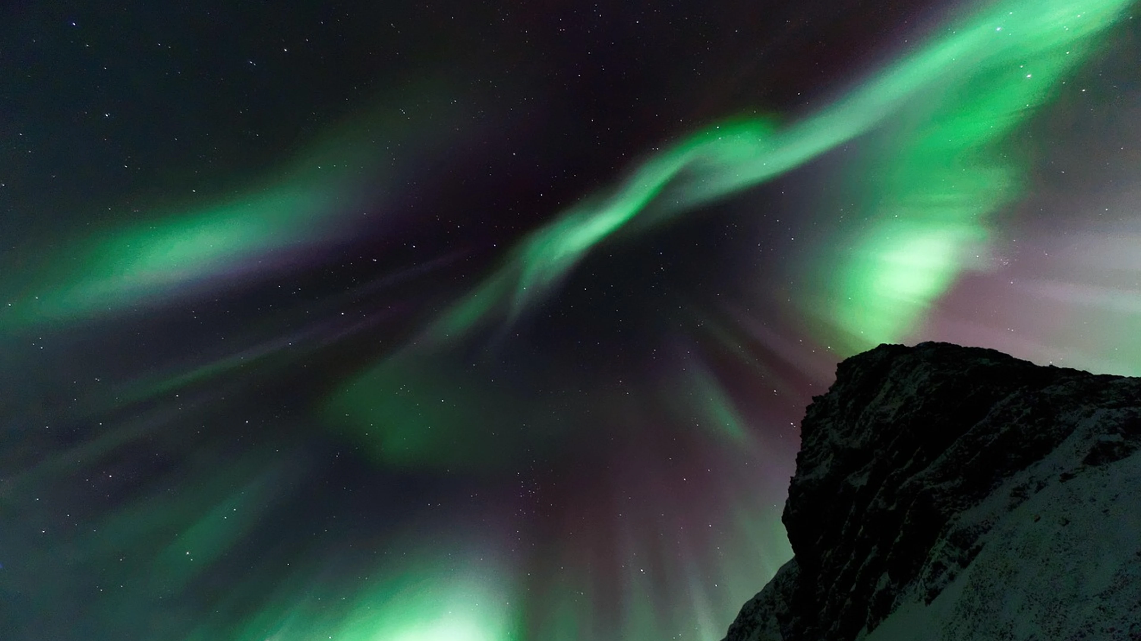 Aurora borealis northern lights dark - free 4K Ultra HD aurora wallpaper for desktop