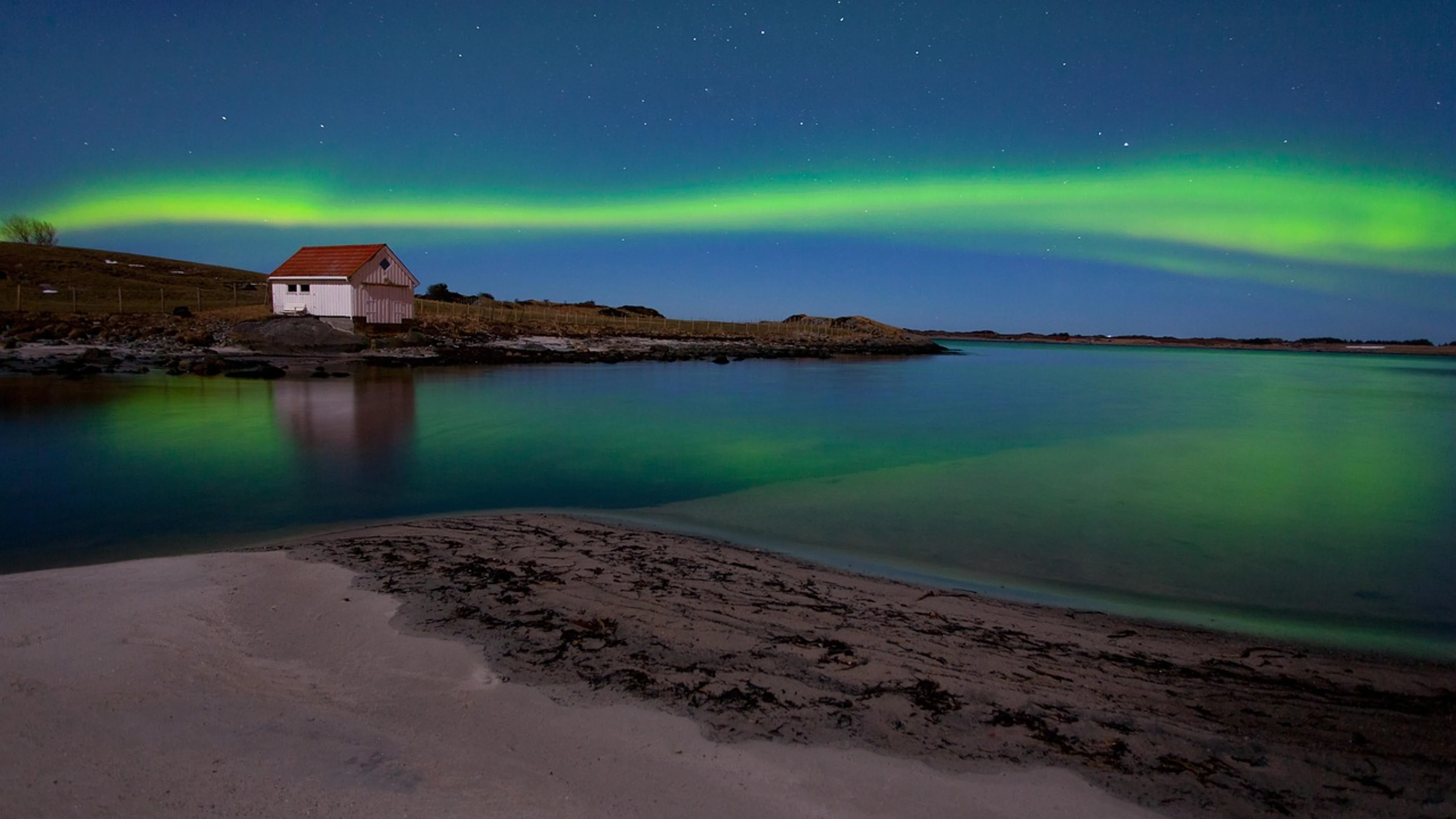 Cabin ocean northern lights - free 4K Ultra HD aurora wallpaper for desktop