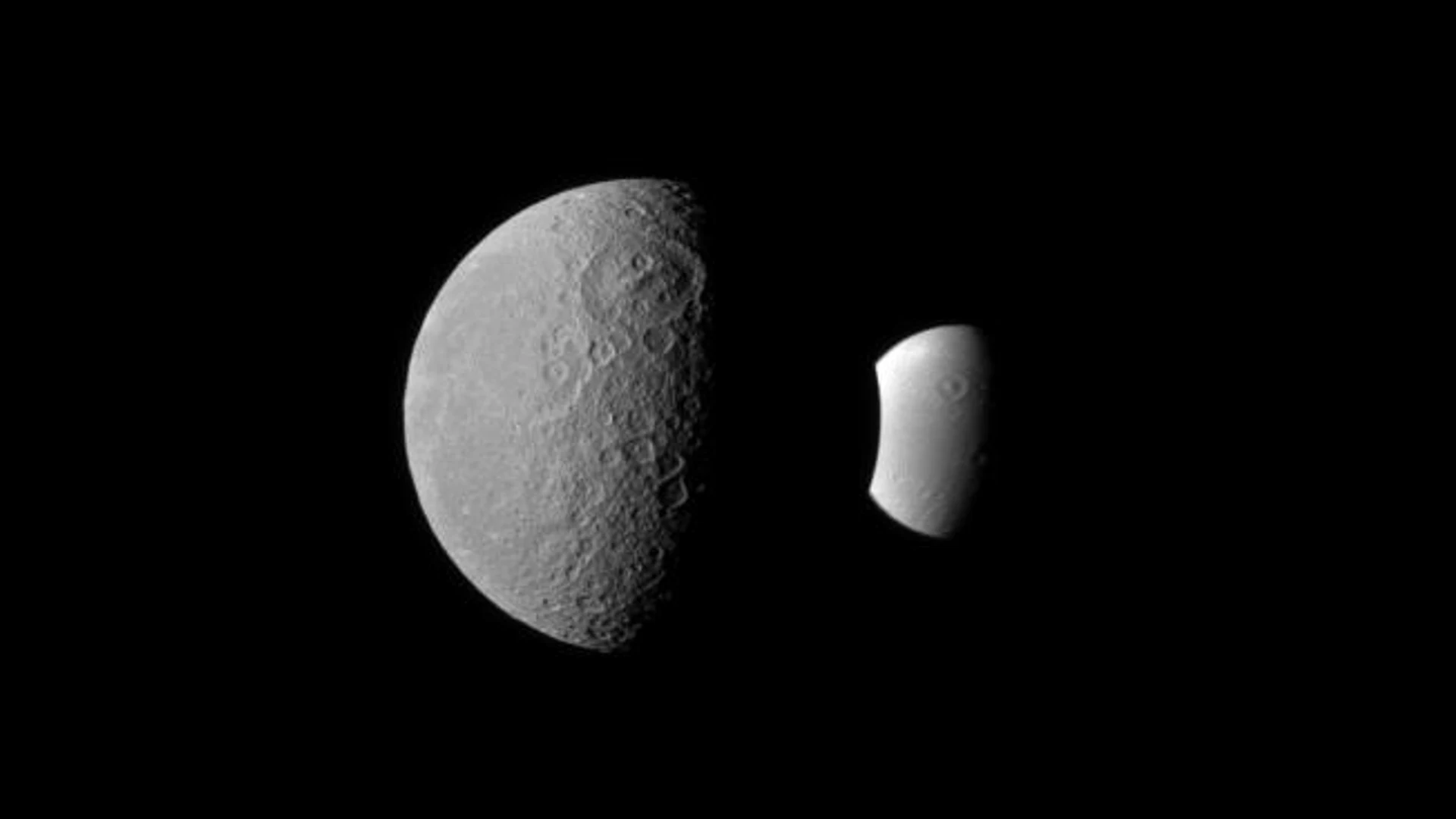 Look-alike Moons - free hd aurora wallpaper for desktop