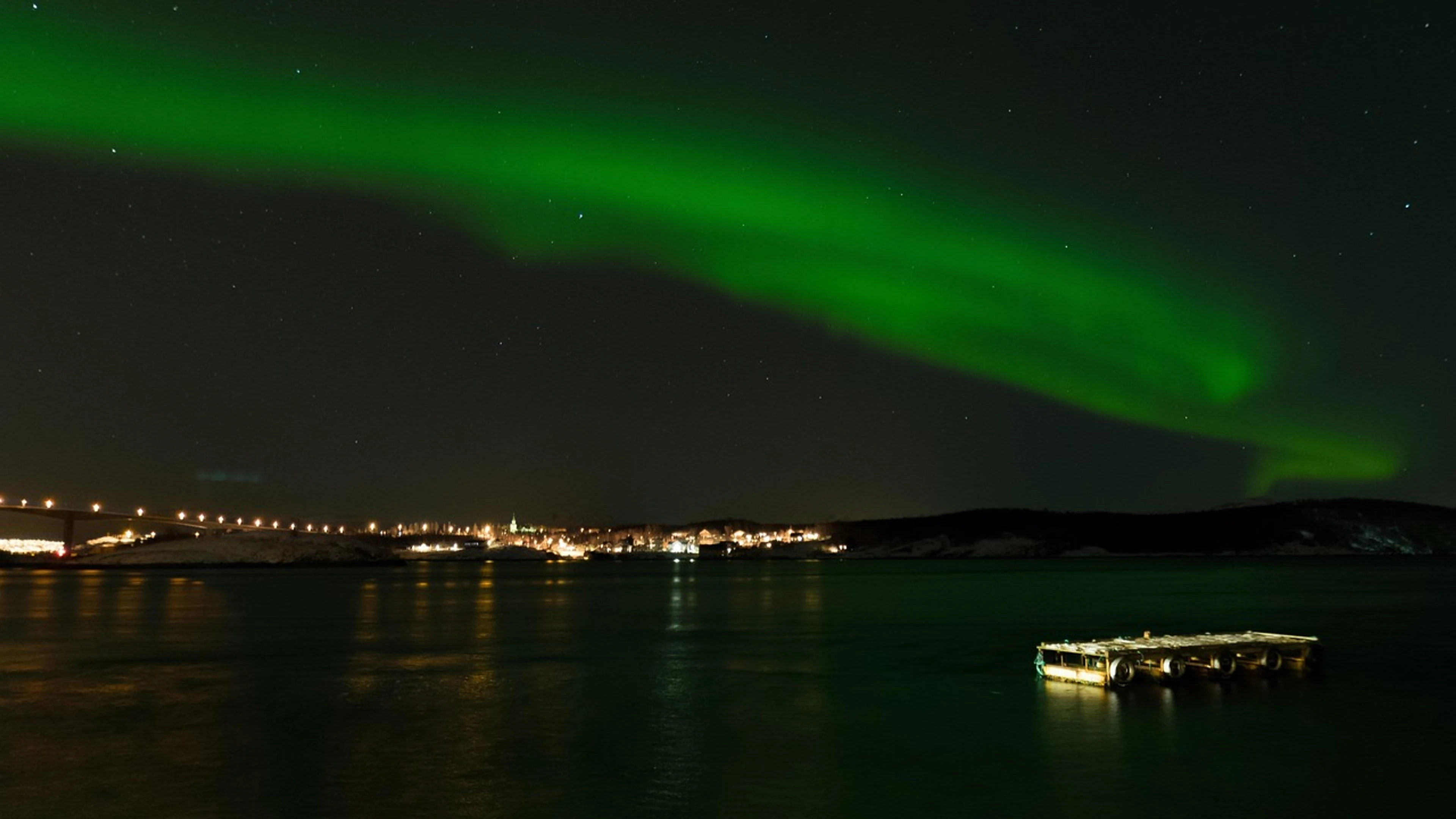 Northern lights water reflection - free 4K Ultra HD aurora wallpaper for desktop