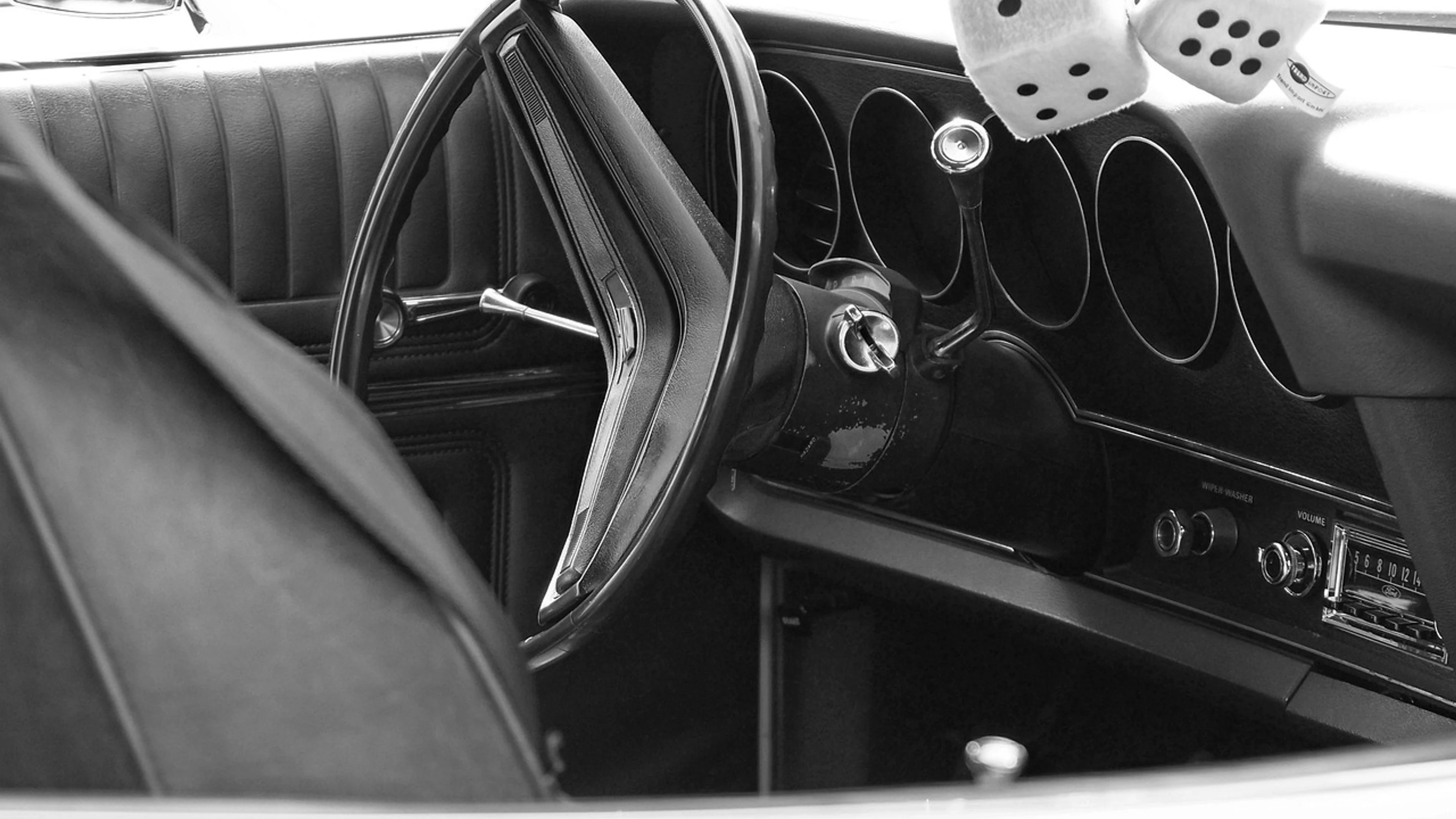 Automobile dashboard speedometer - free 4K Ultra HD cars wallpaper for desktop