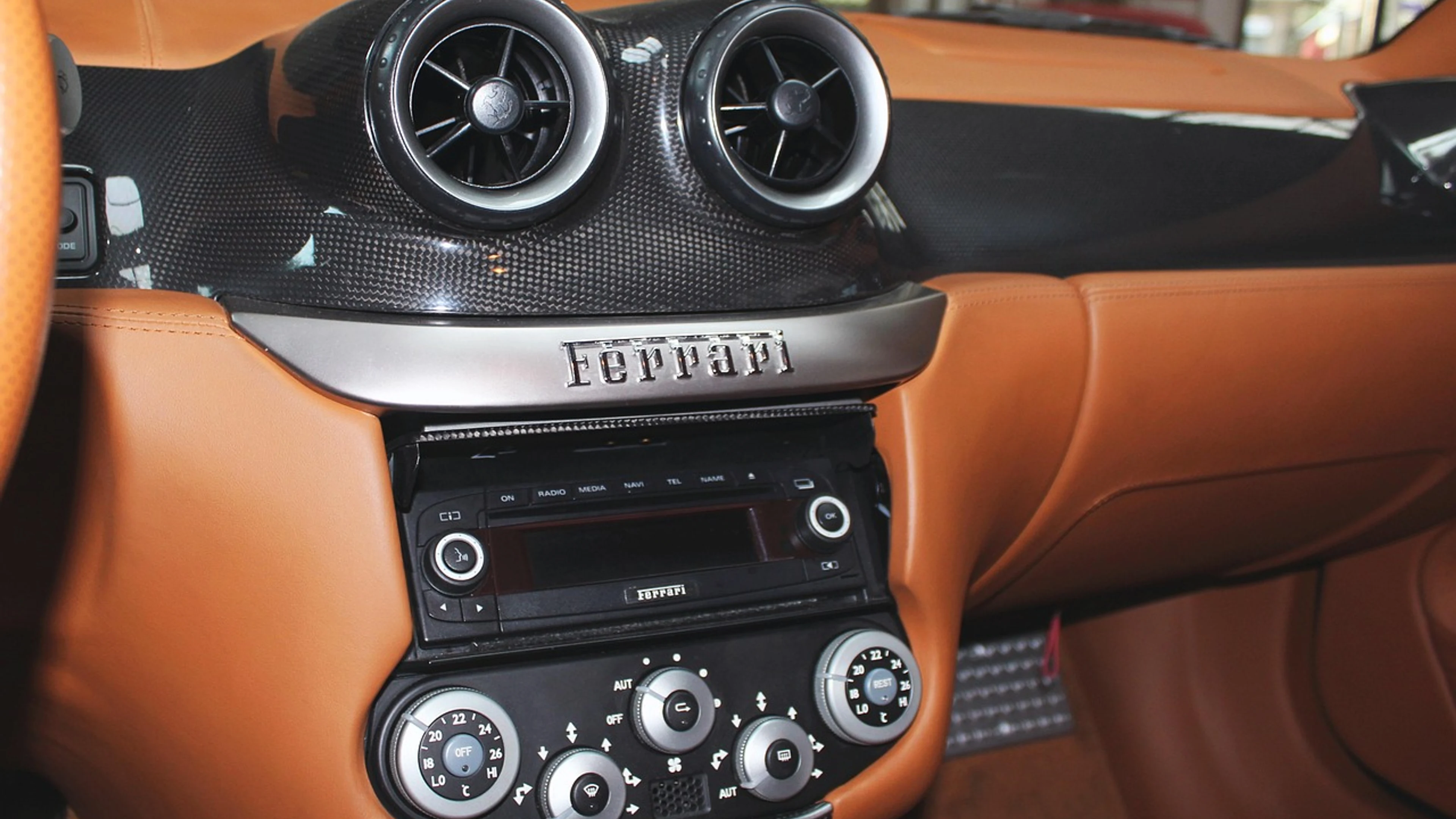 Ferrari dashboard car - free 4K Ultra HD cars wallpaper for desktop