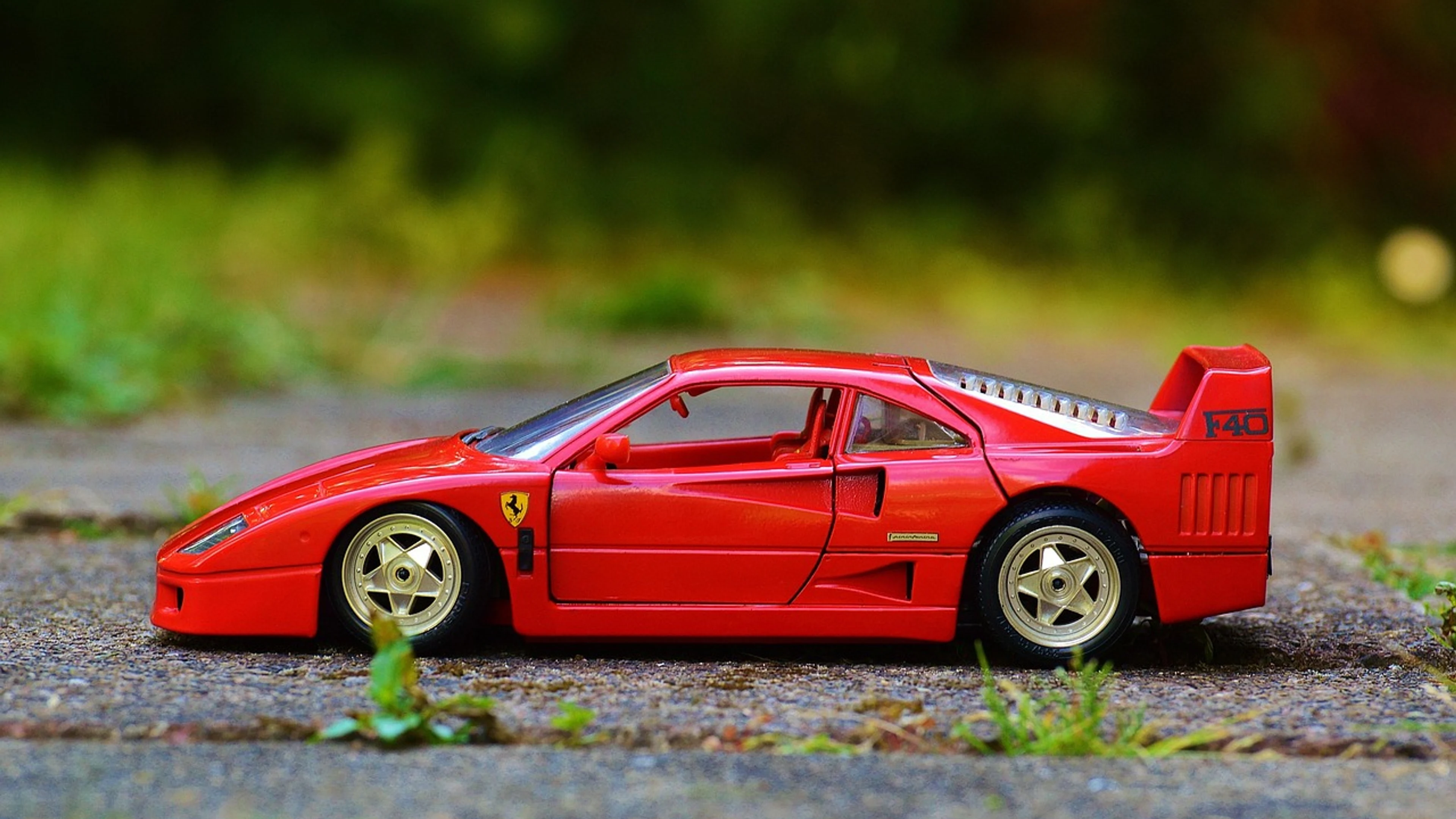 Ferrari red automobile - free 4K Ultra HD cars wallpaper for desktop