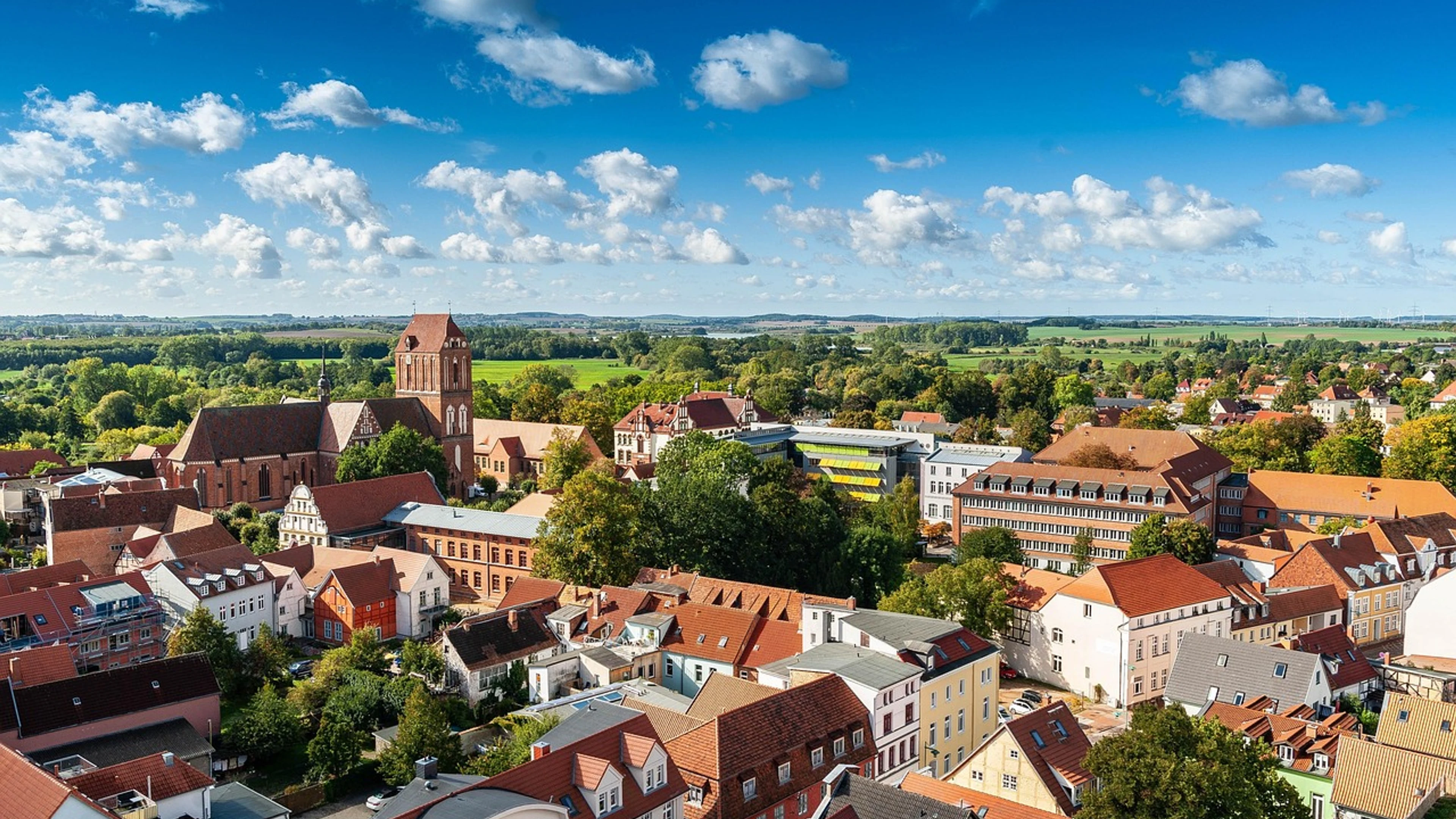 Aerial view roofs city - free 4K Ultra HD city wallpaper for desktop