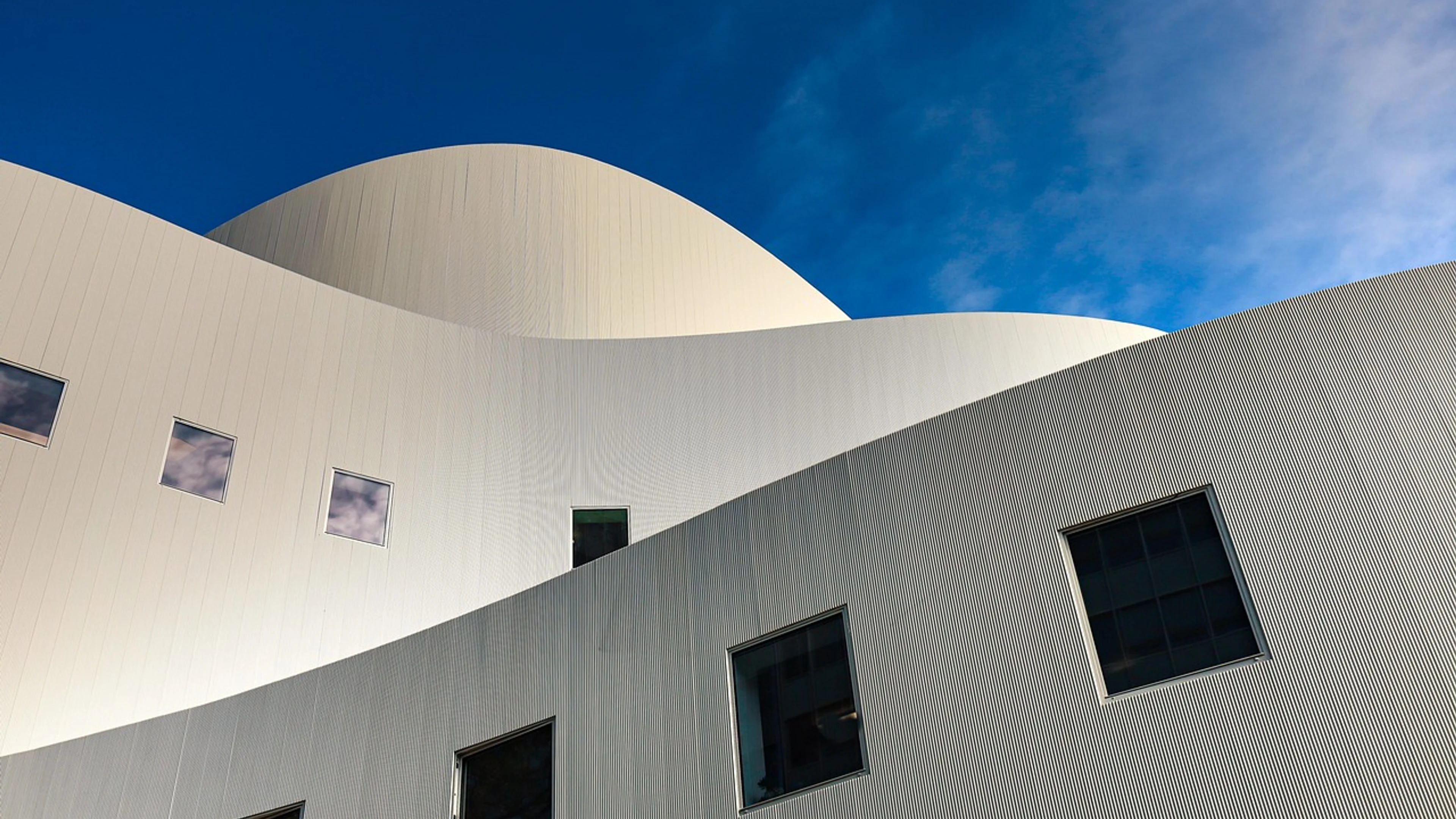 Architecture building facade - free 4K Ultra HD city wallpaper for desktop