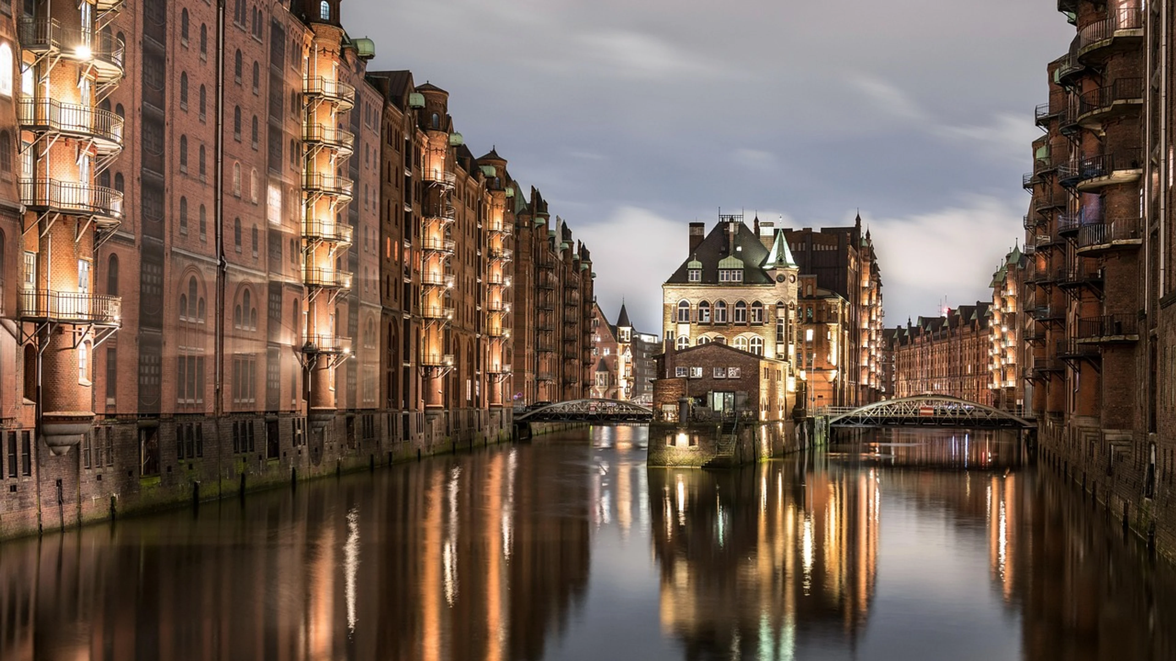 Architecture hanseatic city cityscape - free 4K Ultra HD city wallpaper for desktop