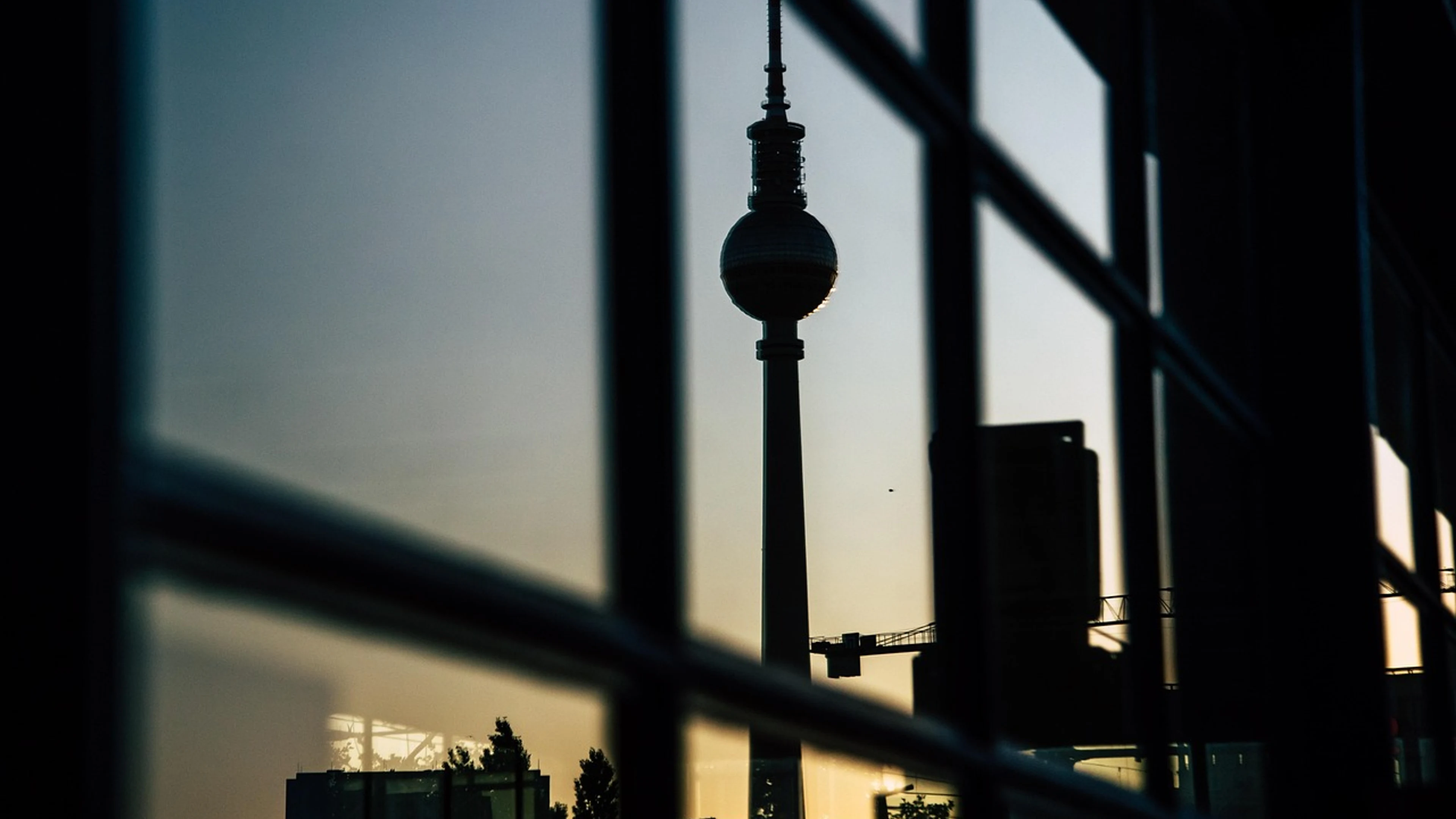 Berlin television tower silhouette - free 4K Ultra HD city wallpaper for desktop
