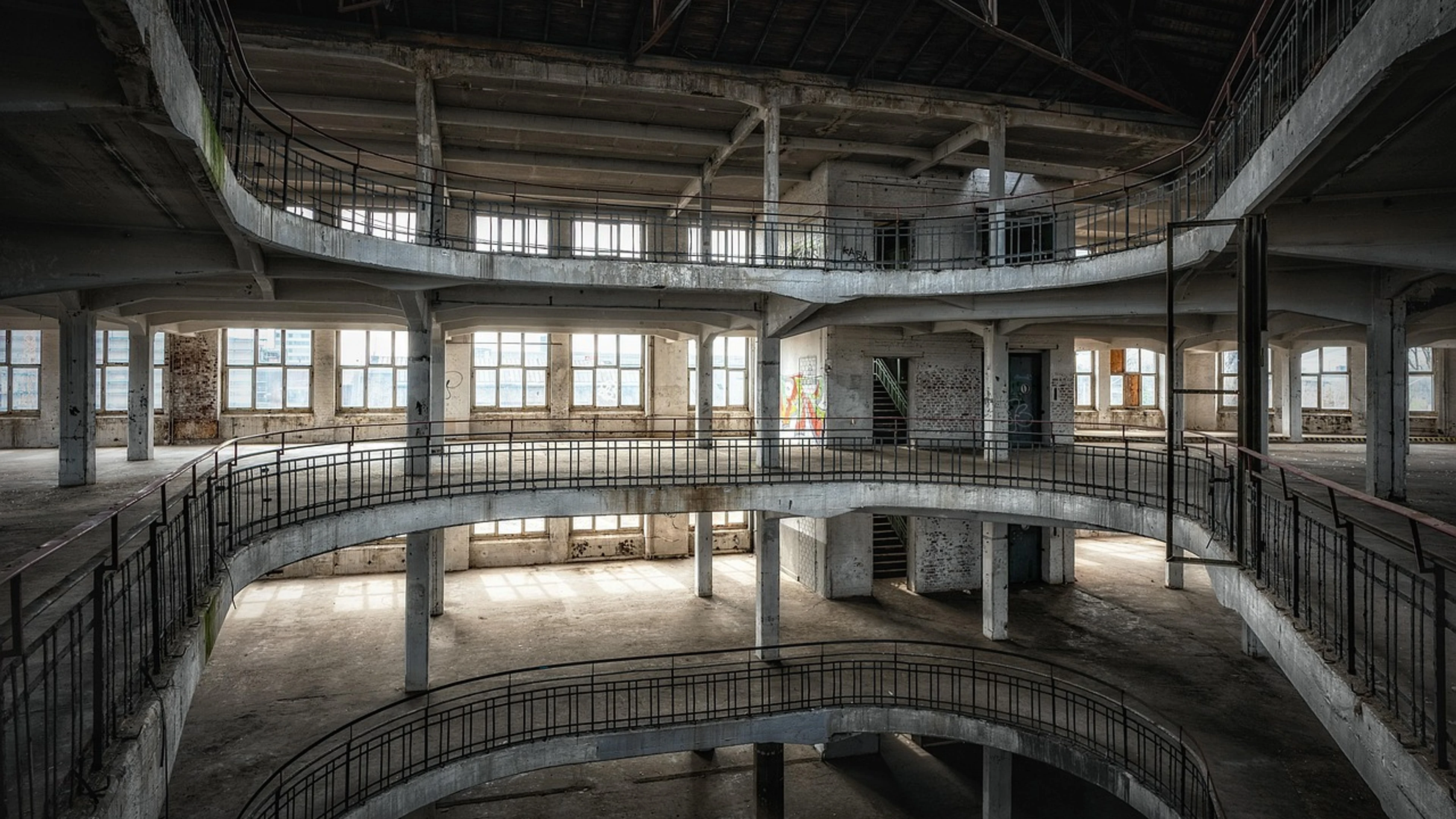 Building abandoned floors - free 4K Ultra HD city wallpaper for desktop