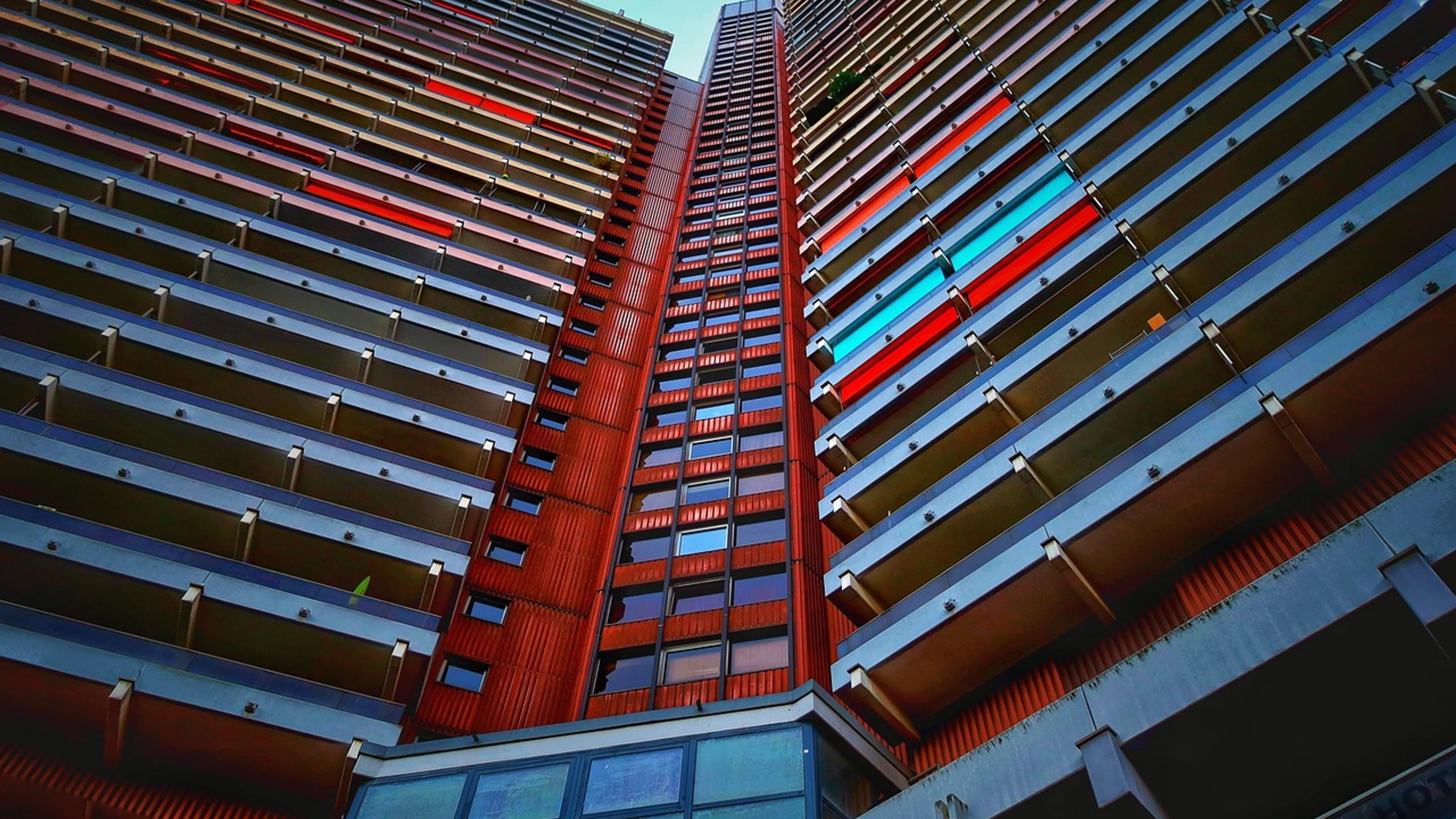 Building facade skyscraper - free 4K Ultra HD city wallpaper for desktop