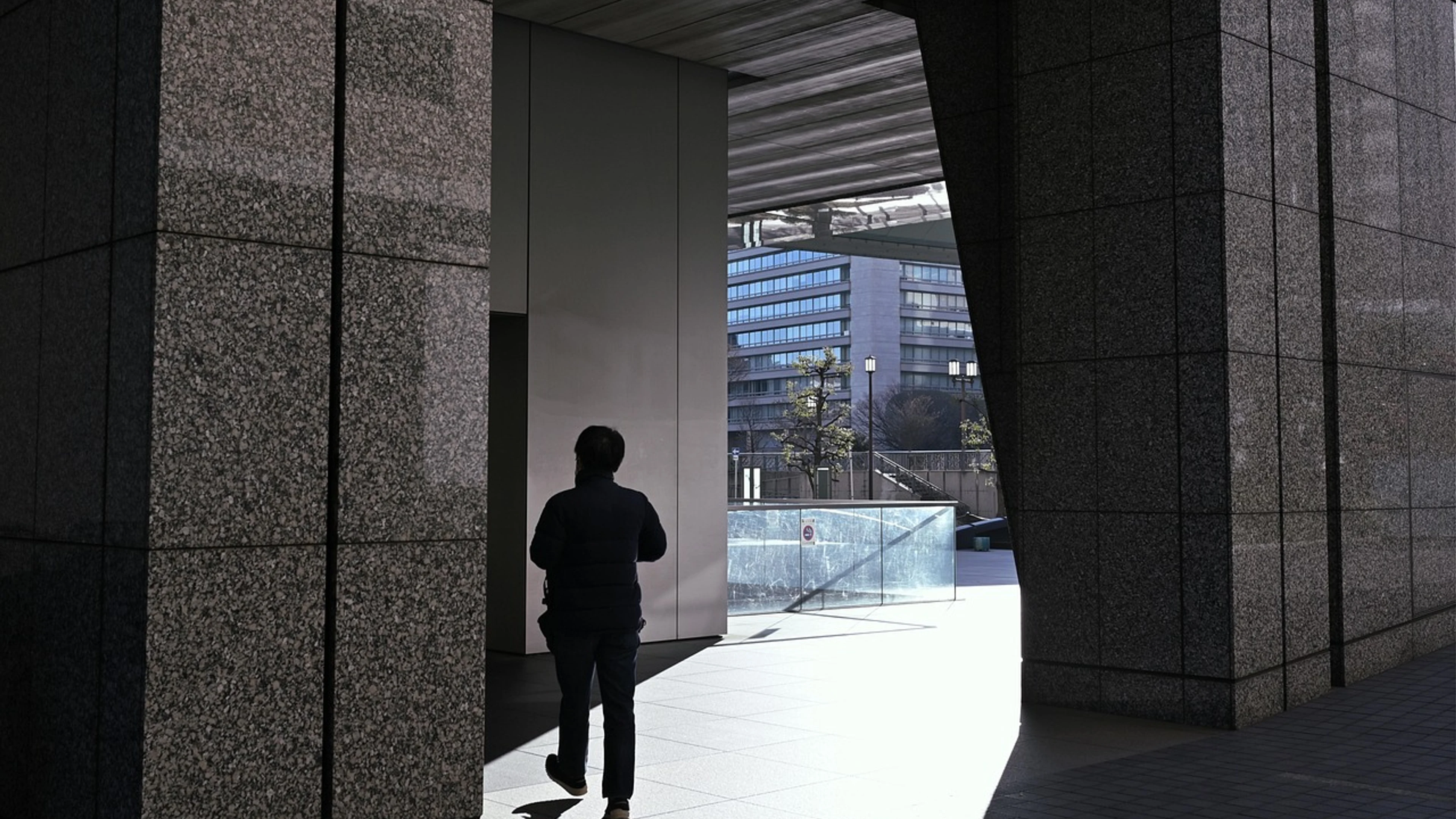 Building shadow architecture - free 4K Ultra HD city wallpaper for desktop