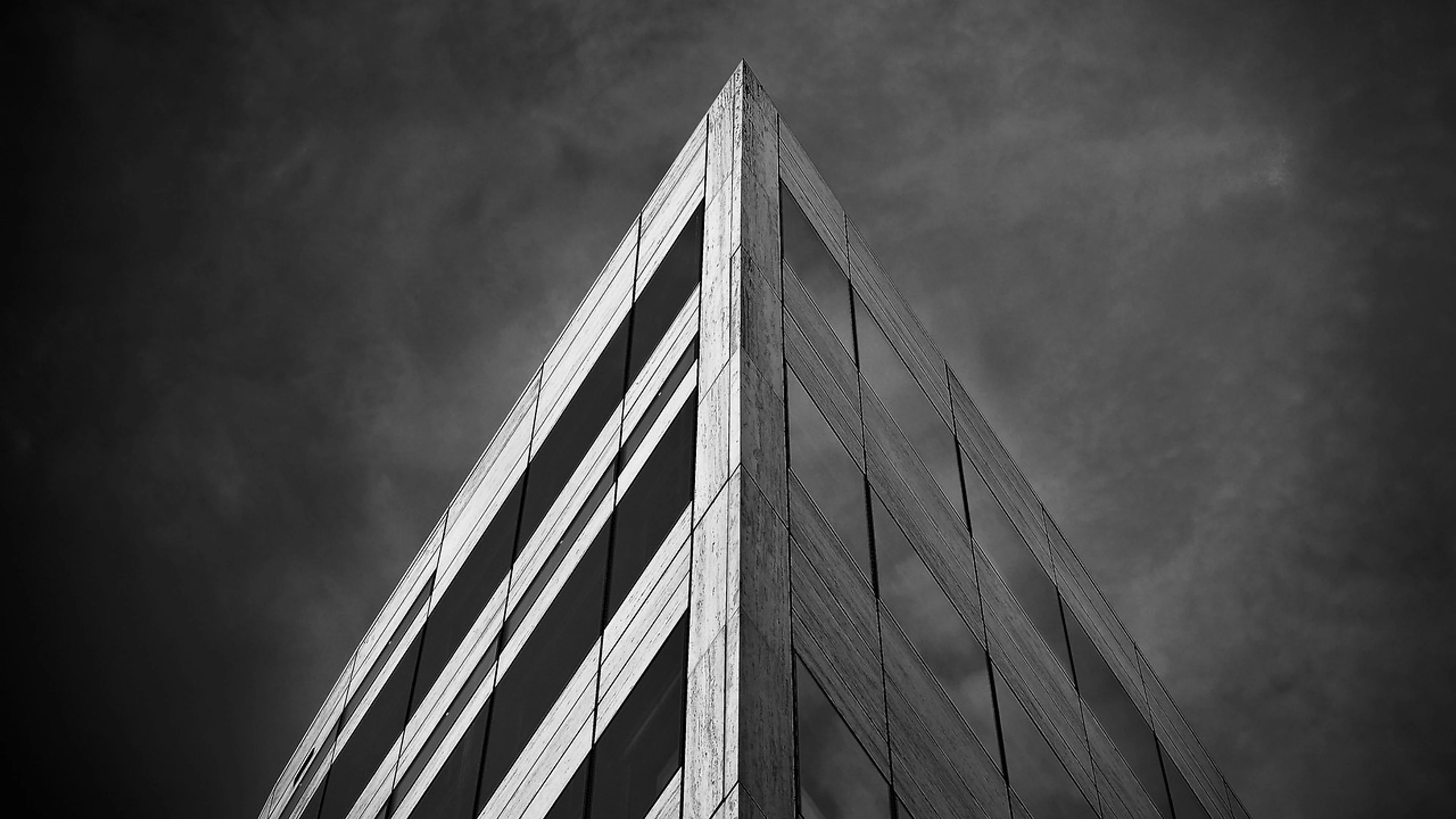 Building skyscraper modern - free 4K Ultra HD city wallpaper for desktop