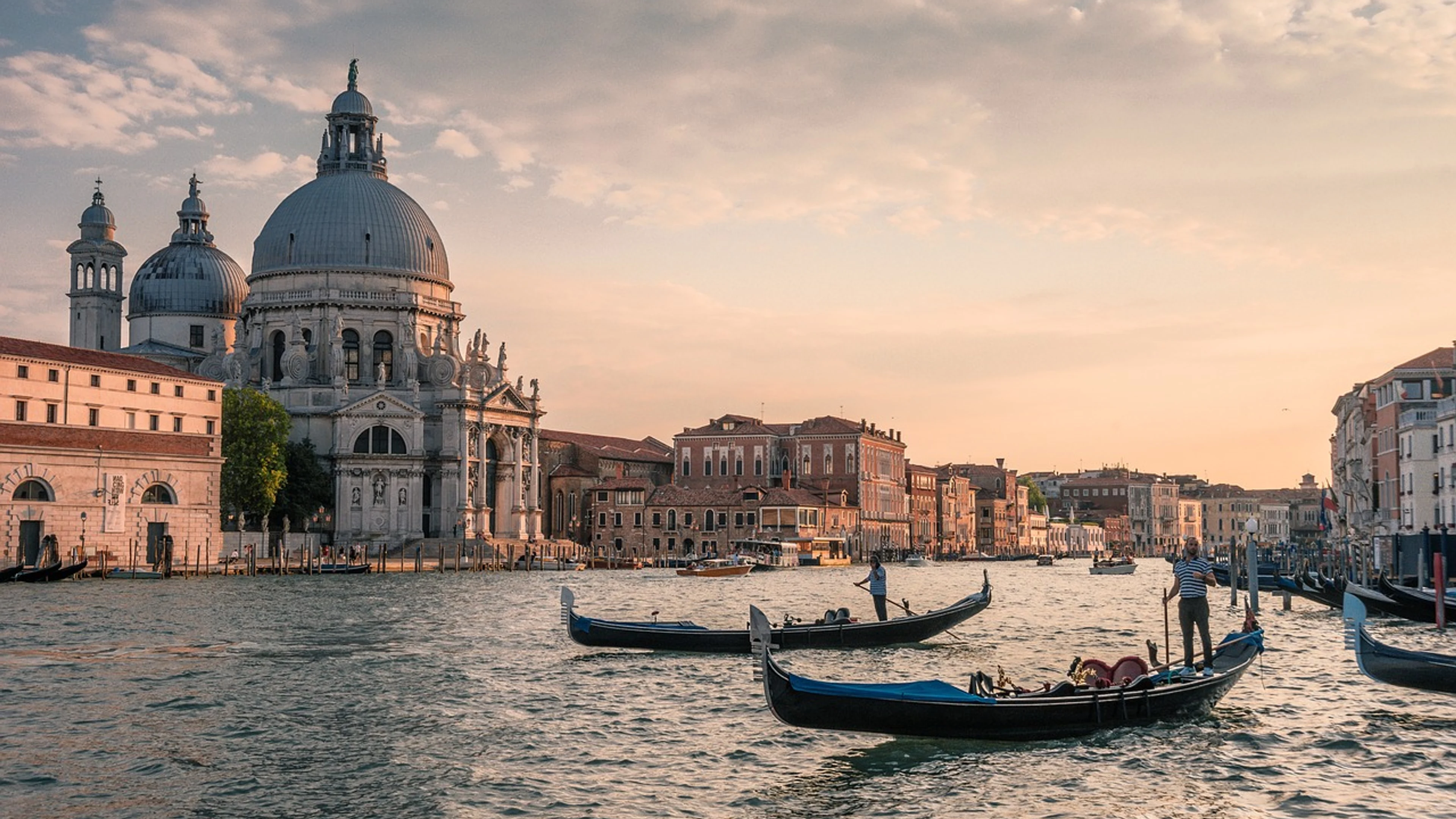 Channel venice gondolas - free 4K Ultra HD city wallpaper for desktop