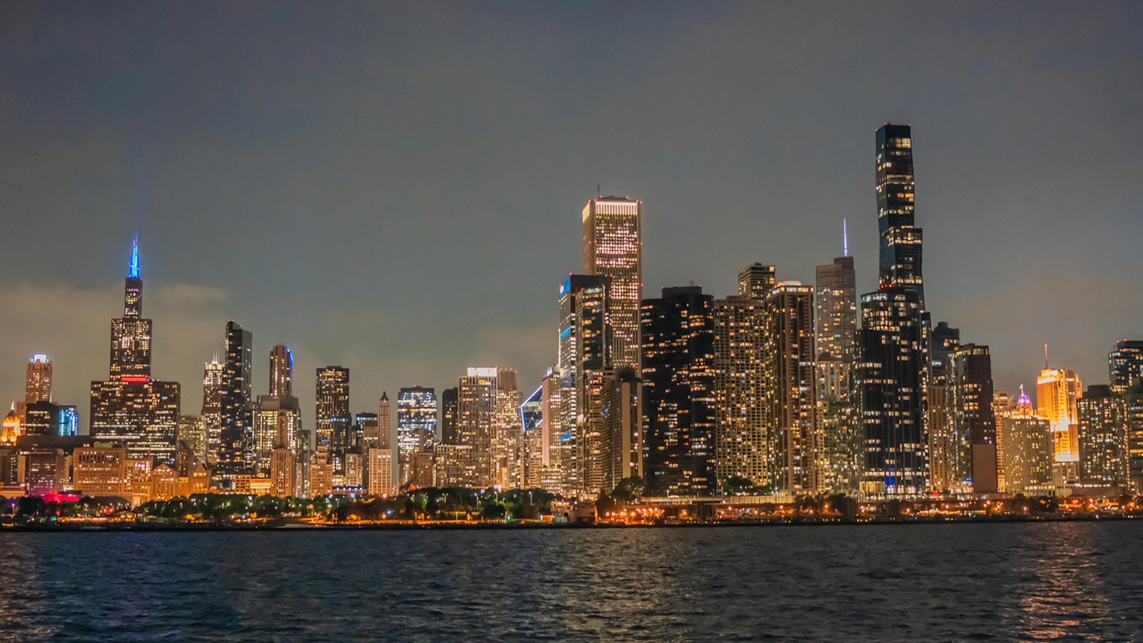 Chicago lake michigan night - free 4K Ultra HD city wallpaper for desktop