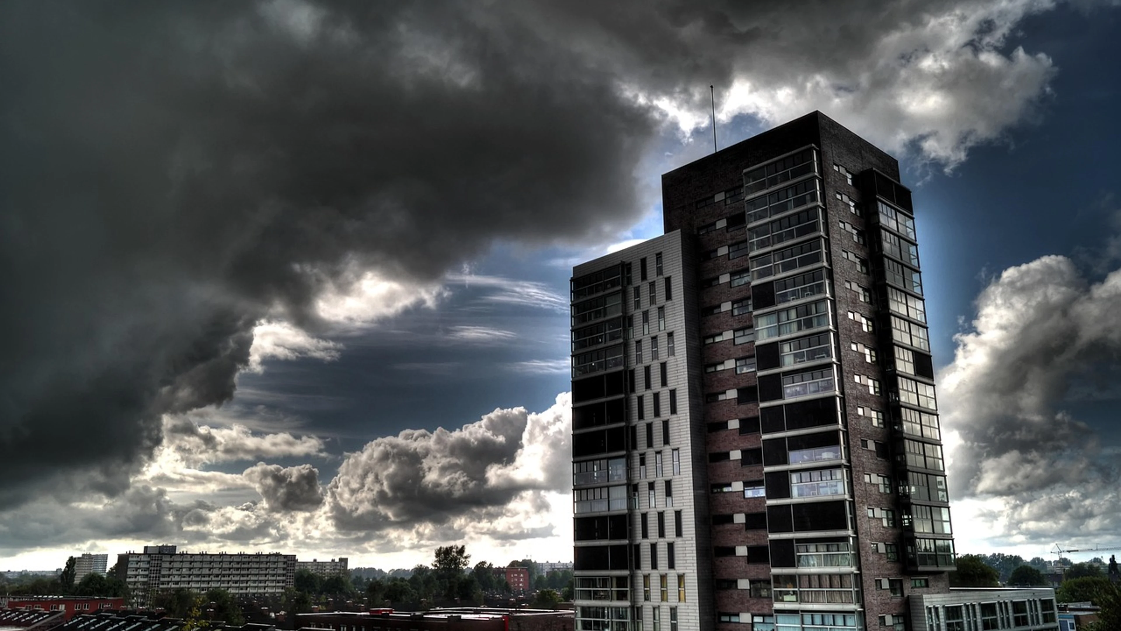 City buildings cityscape - free 4K Ultra HD city wallpaper for desktop