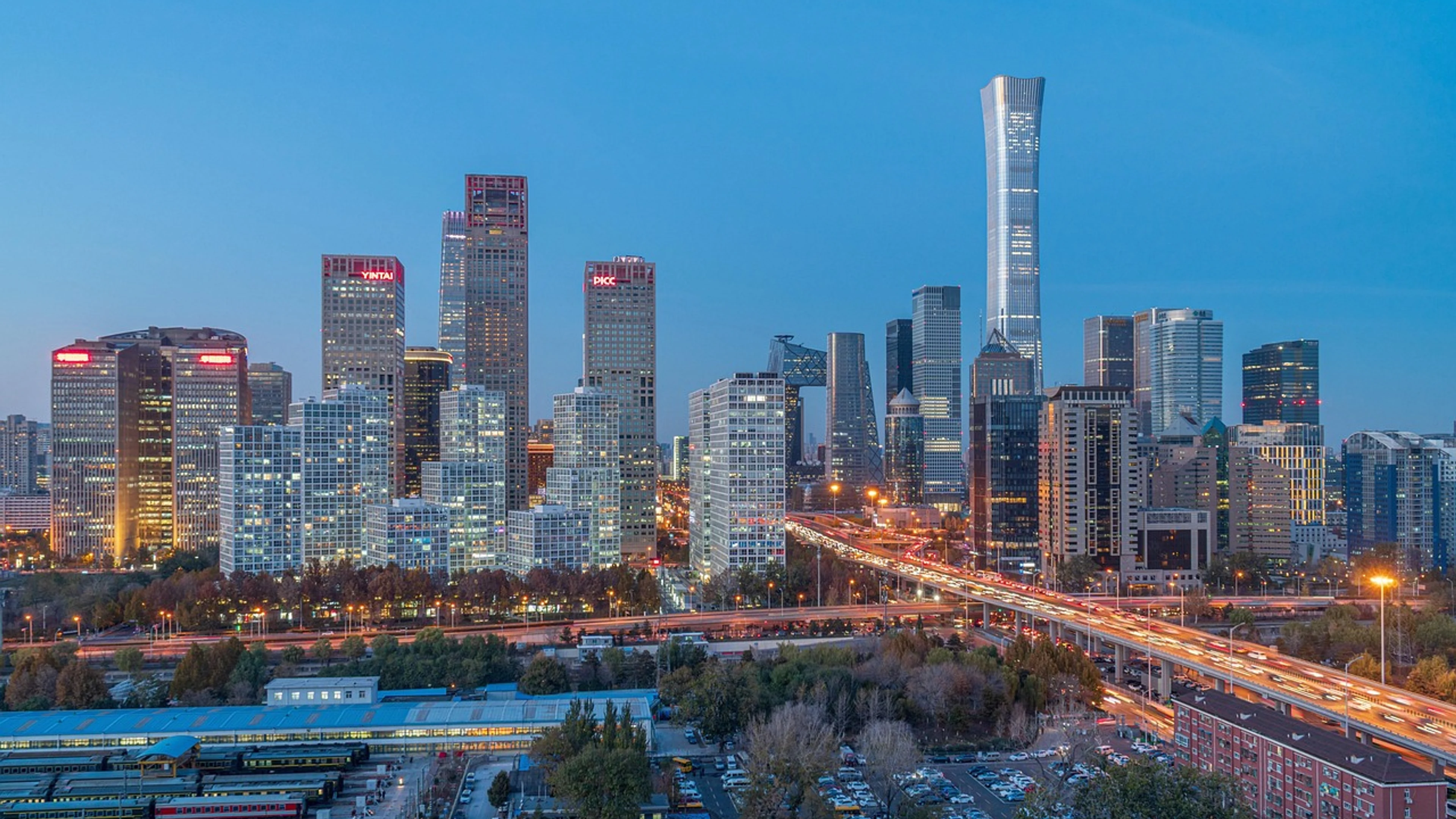 City skyline twilight - free 4K Ultra HD city wallpaper for desktop