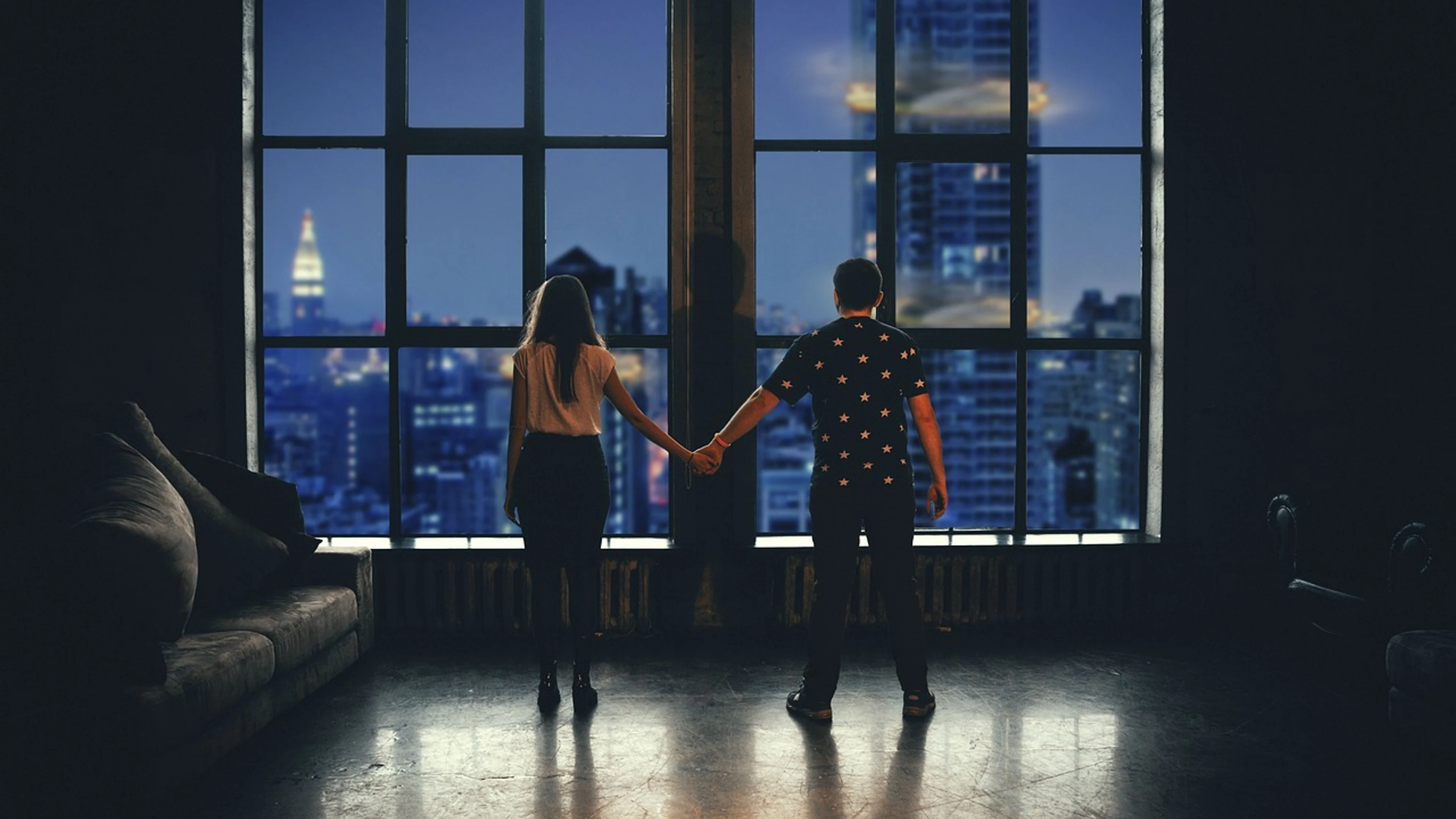 Couple love holding hands - free 4K Ultra HD city wallpaper for desktop