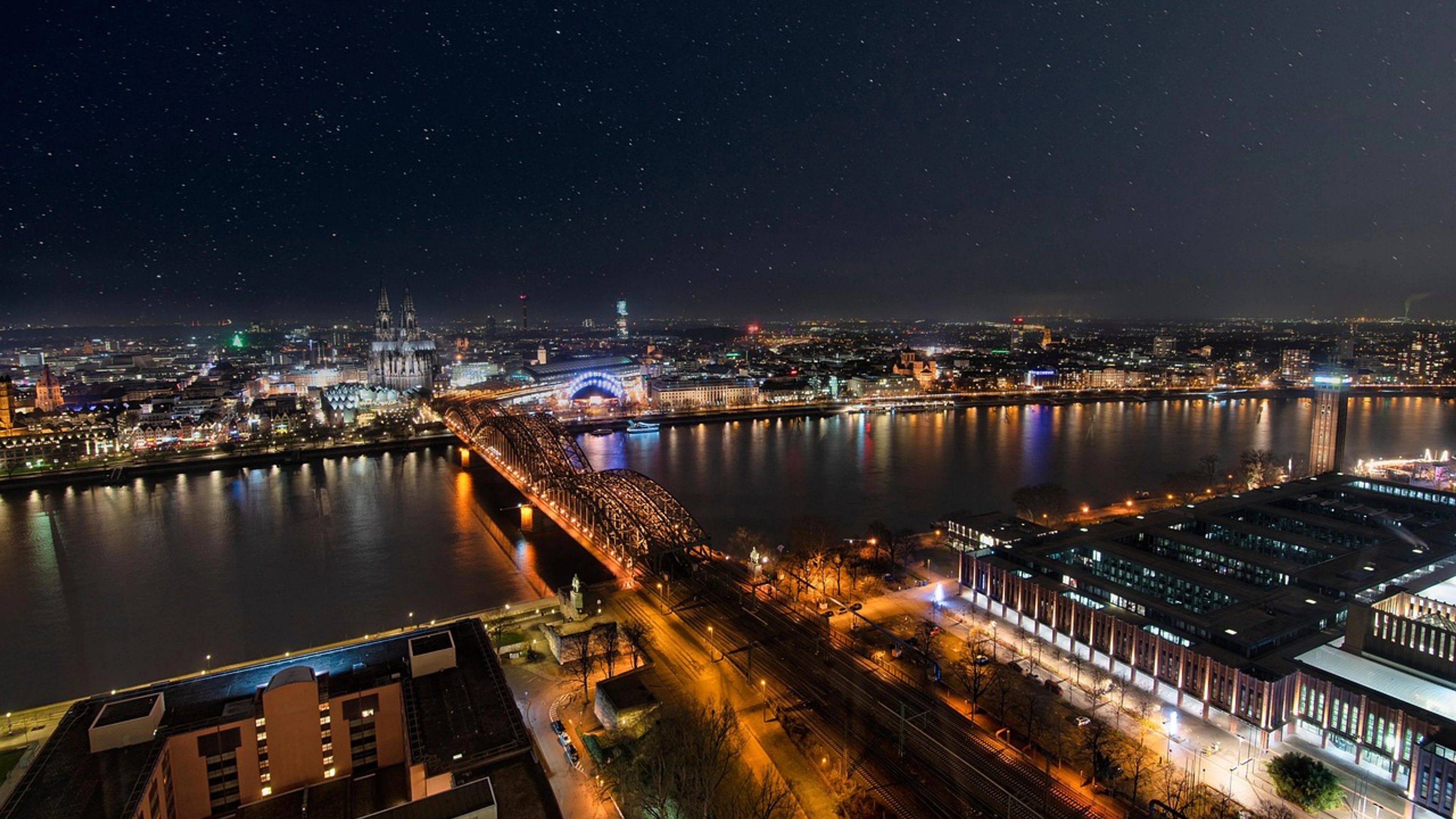 Germany city night - free 4K Ultra HD city wallpaper for desktop