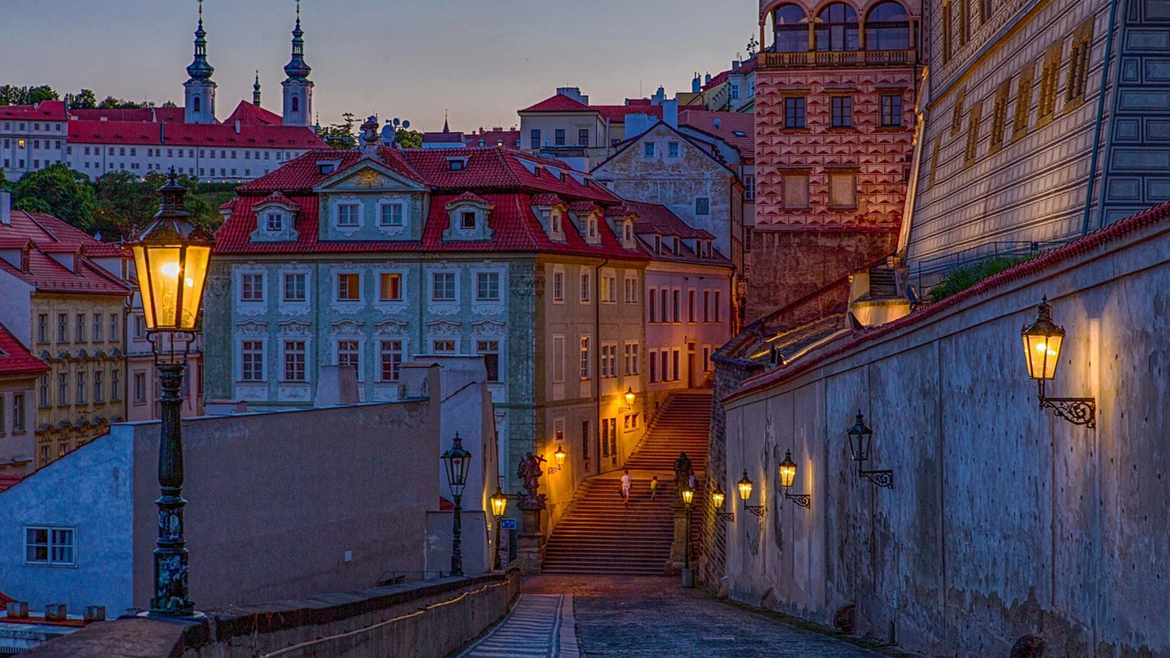 Old town buildings street - free 4K Ultra HD city wallpaper for desktop