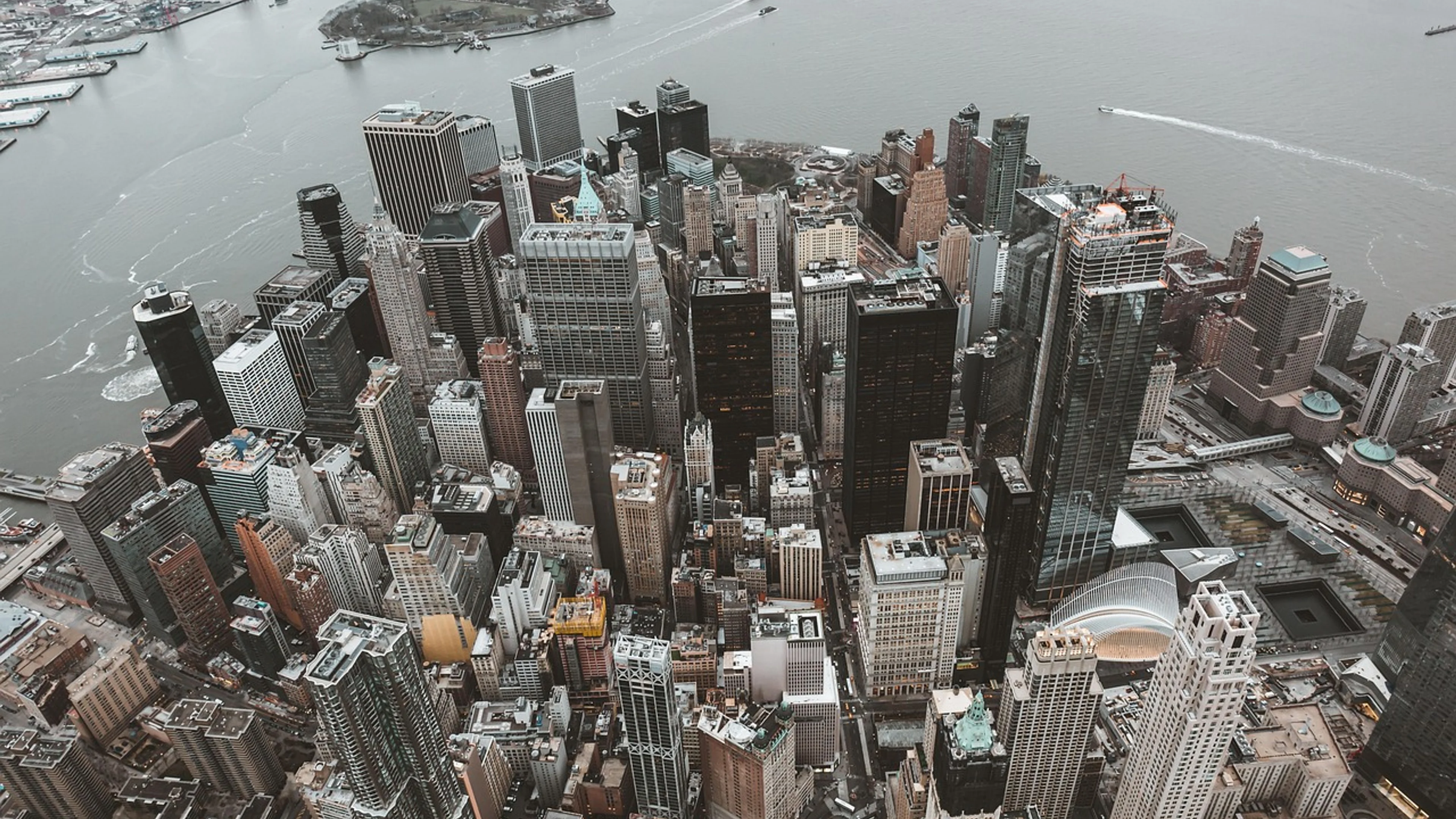 Skyline skyscraper building - free 4K Ultra HD city wallpaper for desktop