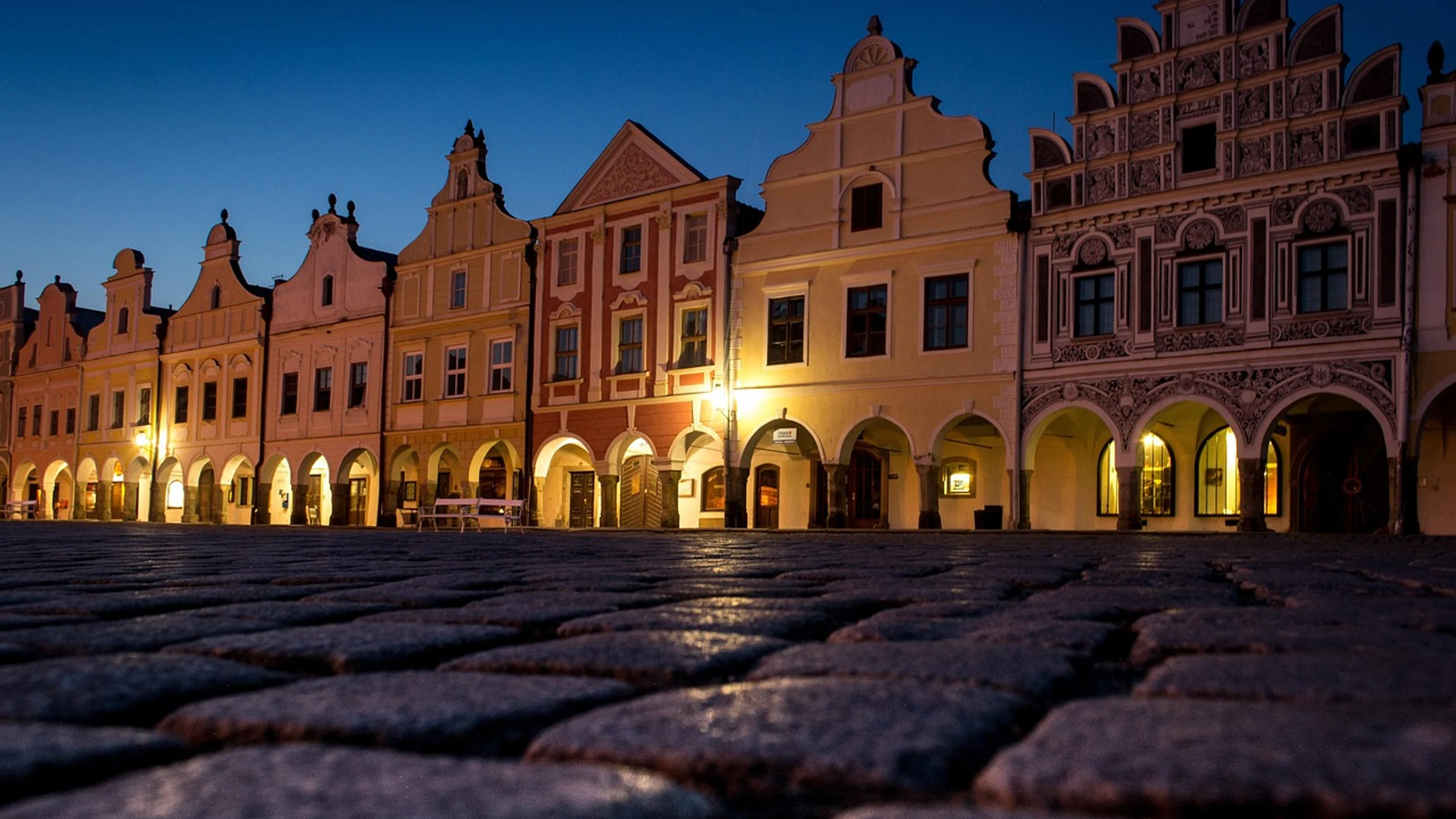 Square old night - free 4K Ultra HD city wallpaper for desktop