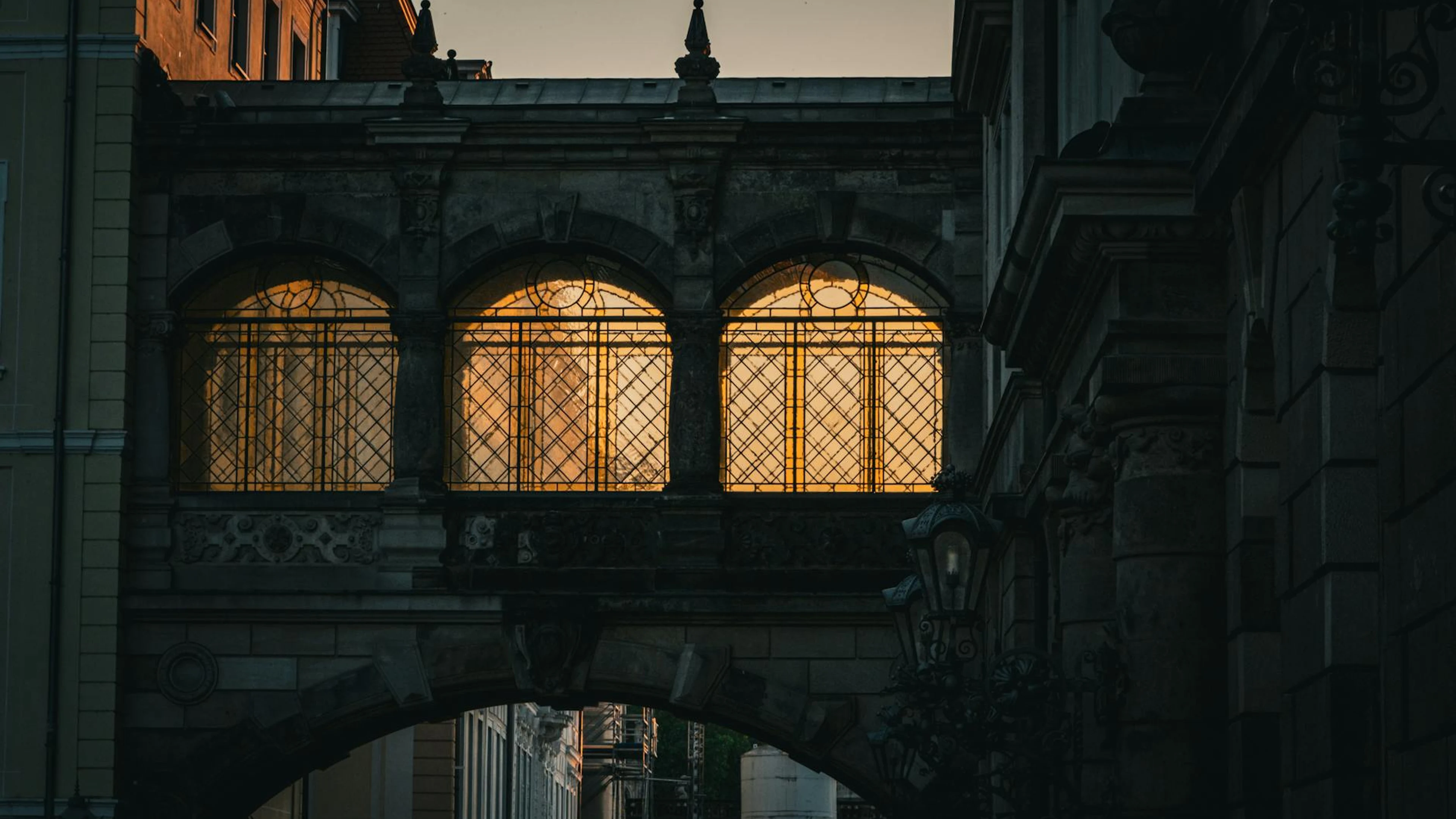 Sunset light illuminating a historic archway in Dresden, Germany's old town. - free 4K Ultra HD city wallpaper for desktop