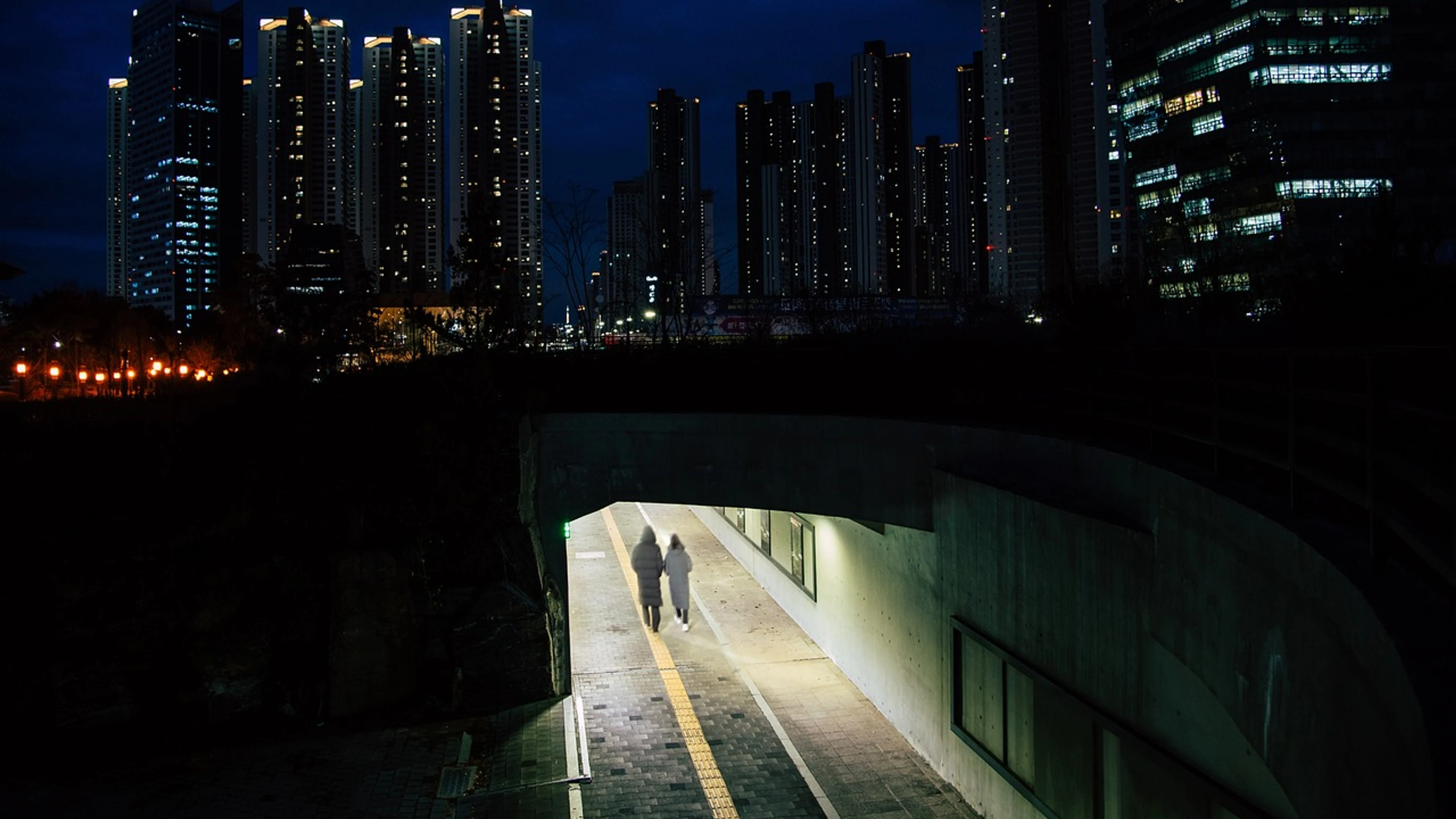 Underpass city evening - free 4K Ultra HD city wallpaper for desktop