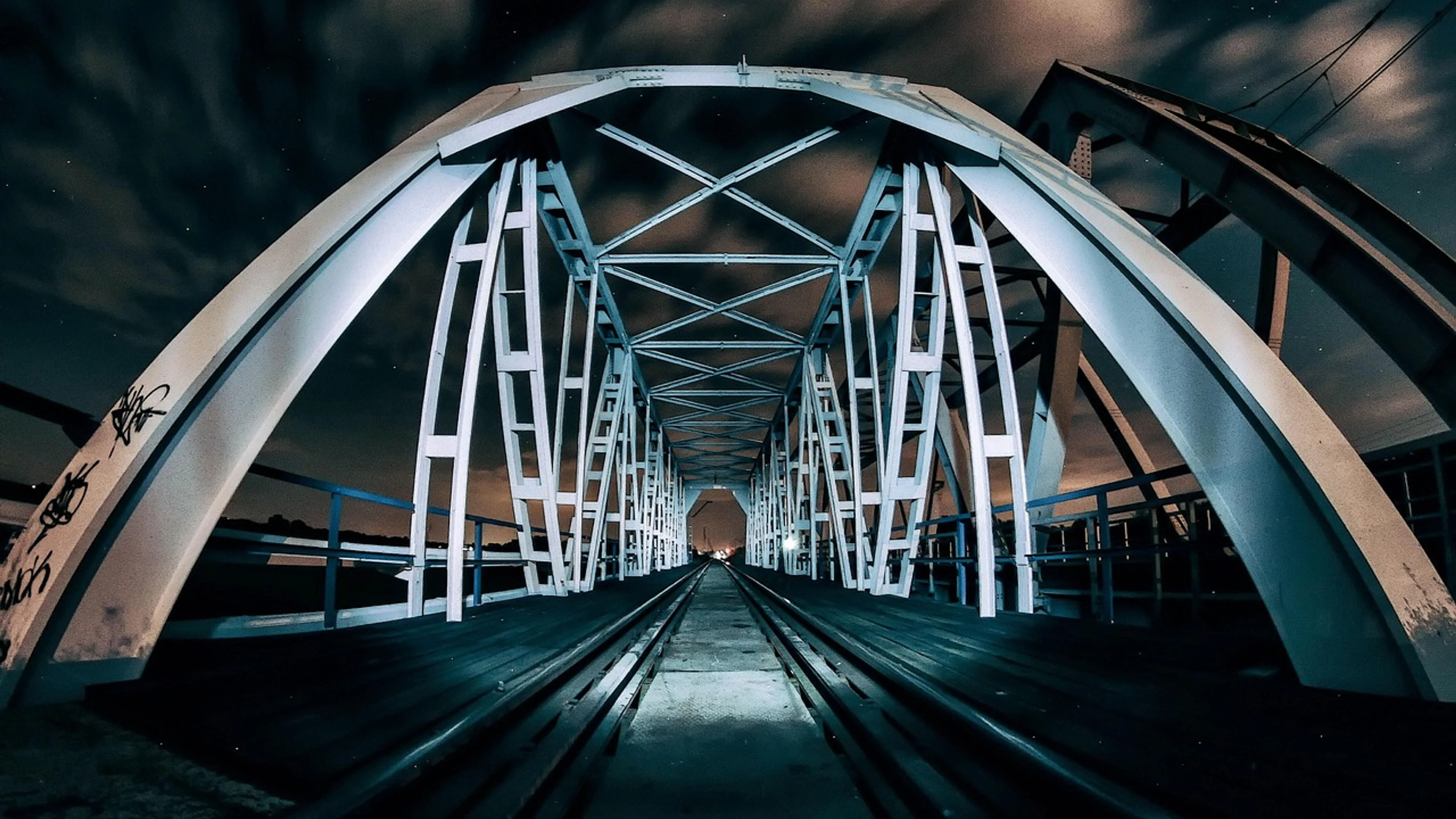 Bridge night architecture - free 4K Ultra HD dark wallpaper for desktop