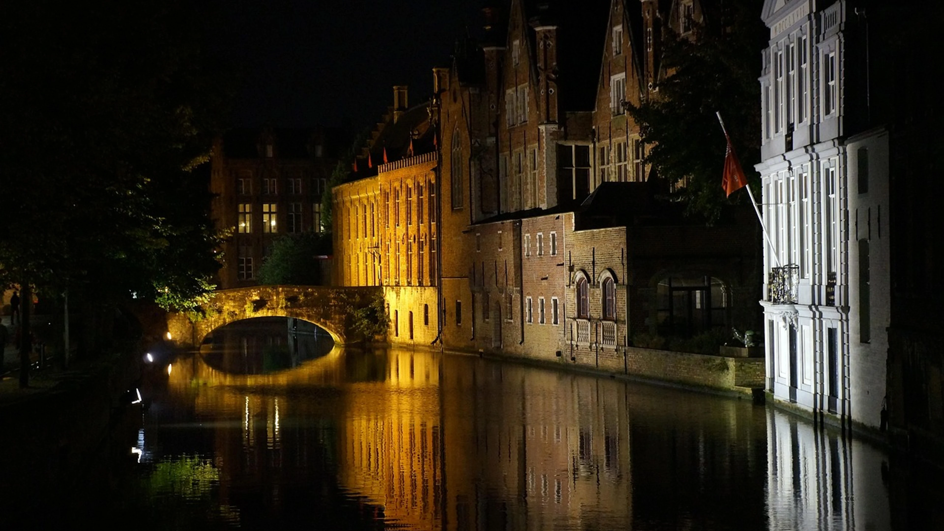 Bruges night water - free 4K Ultra HD dark wallpaper for desktop