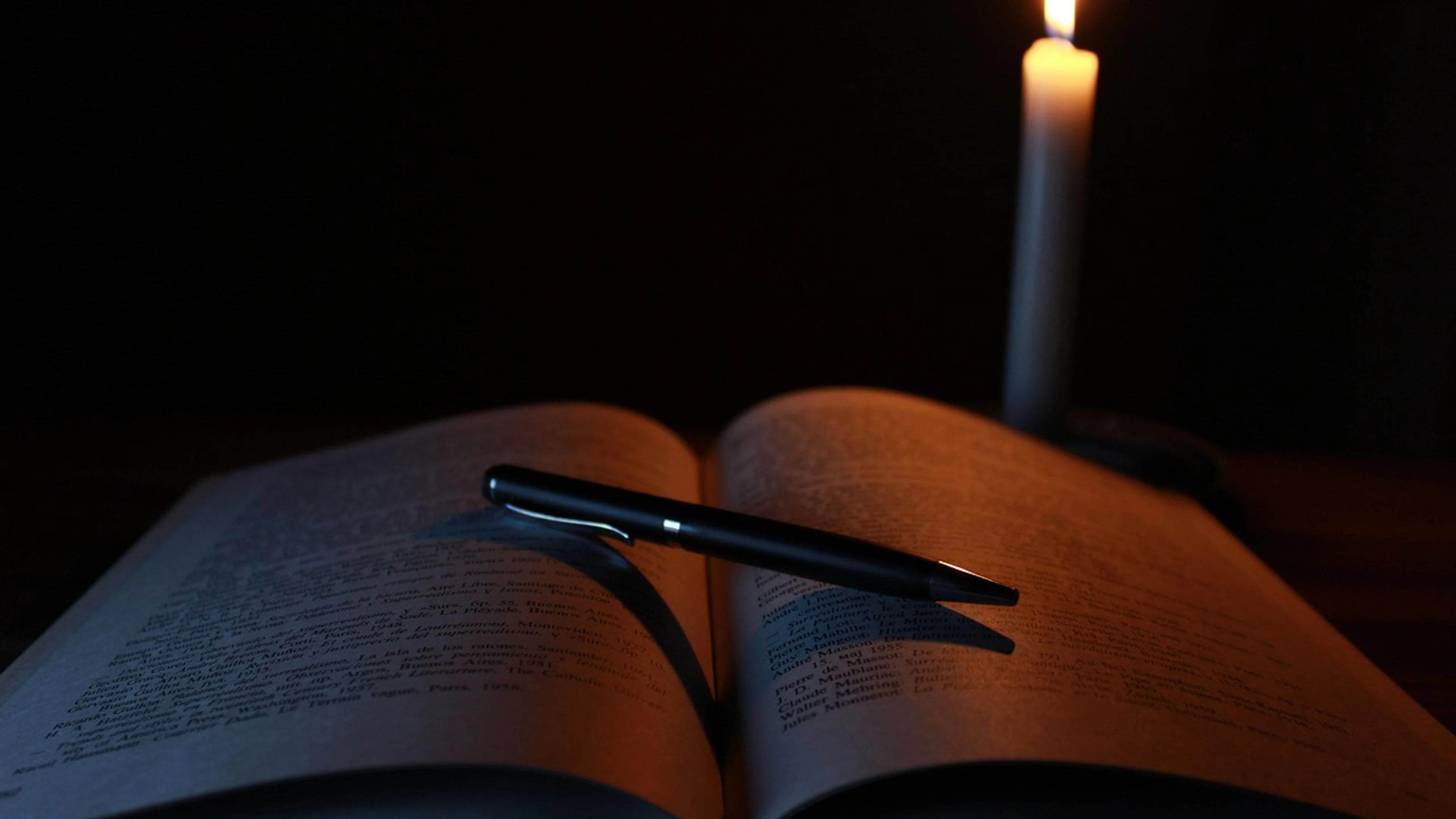 Candle book old - free 4K Ultra HD dark wallpaper for desktop