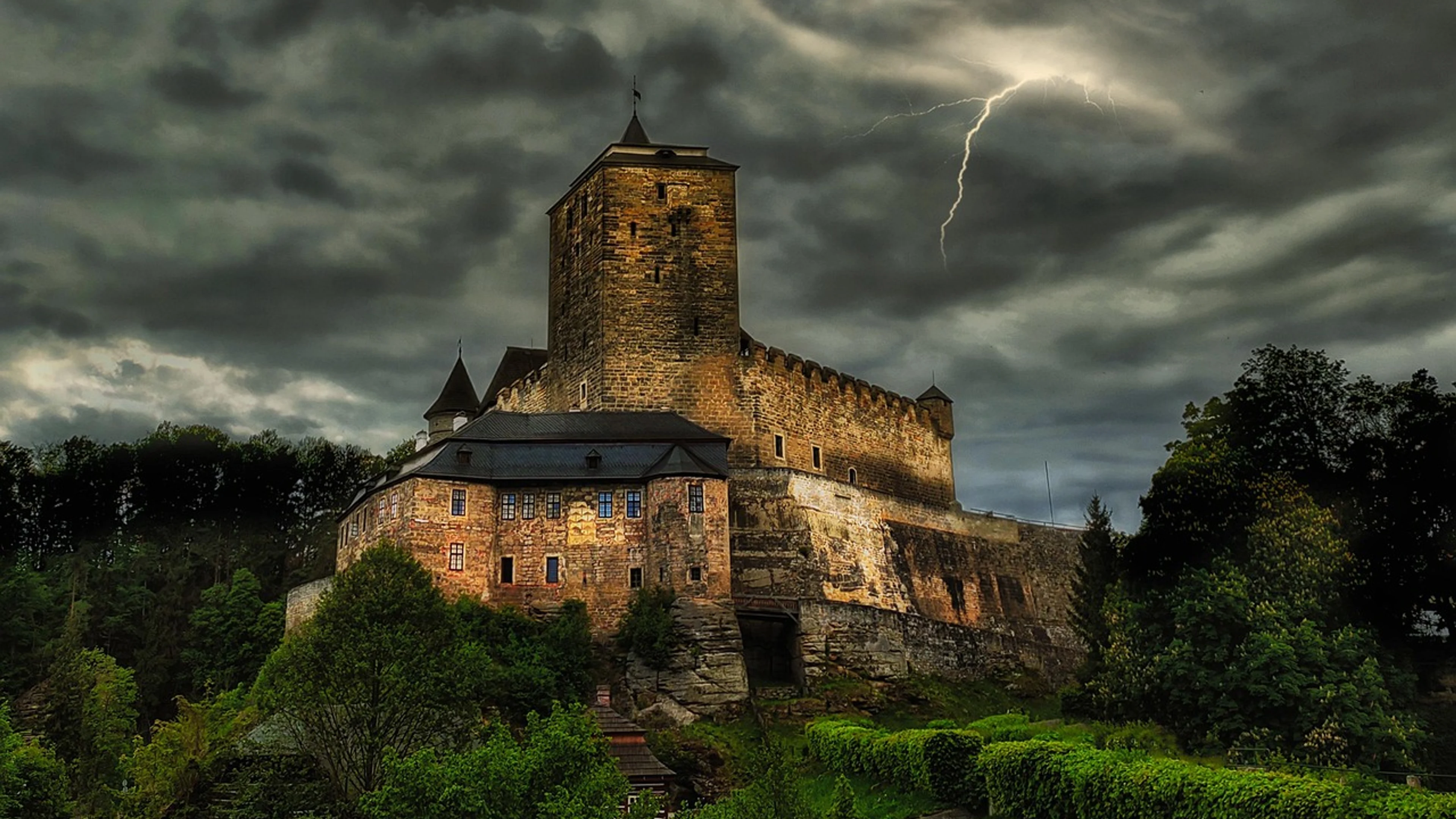 Castle tower architecture - free 4K Ultra HD dark wallpaper for desktop