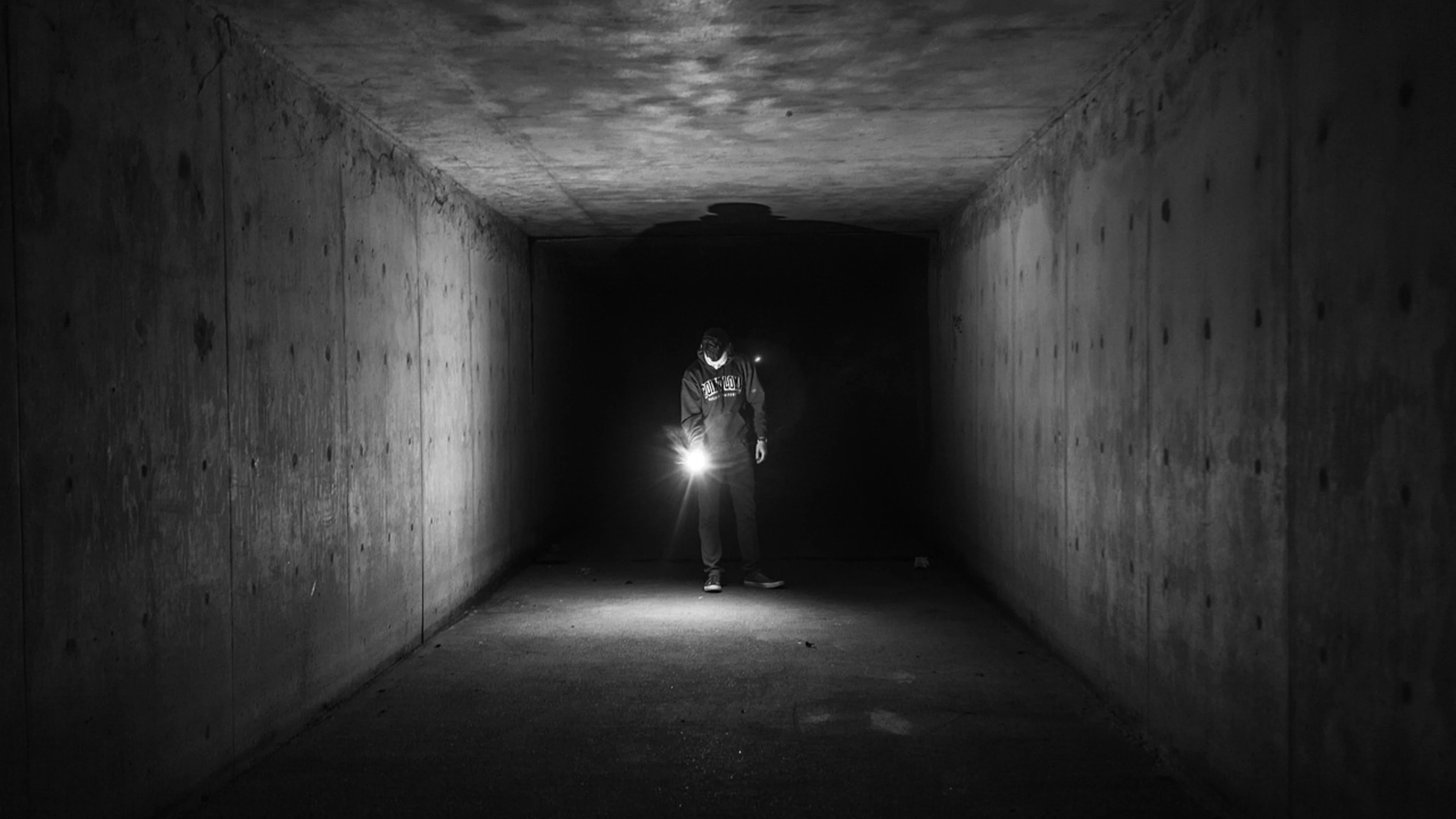 Flashlight dark tunnel - free 4K Ultra HD dark wallpaper for desktop