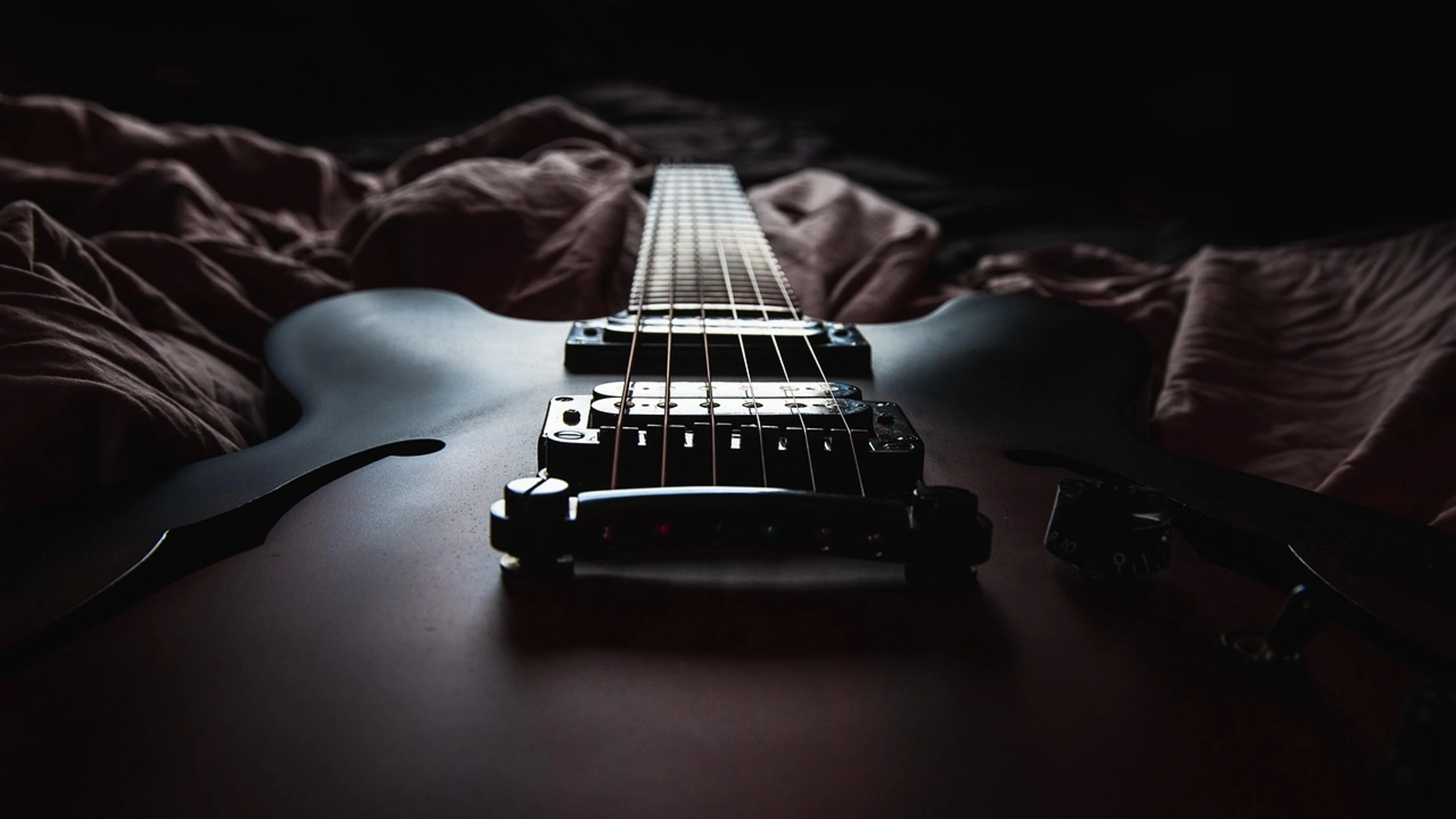 Guitar rustic instrument - free 4K Ultra HD dark wallpaper for desktop
