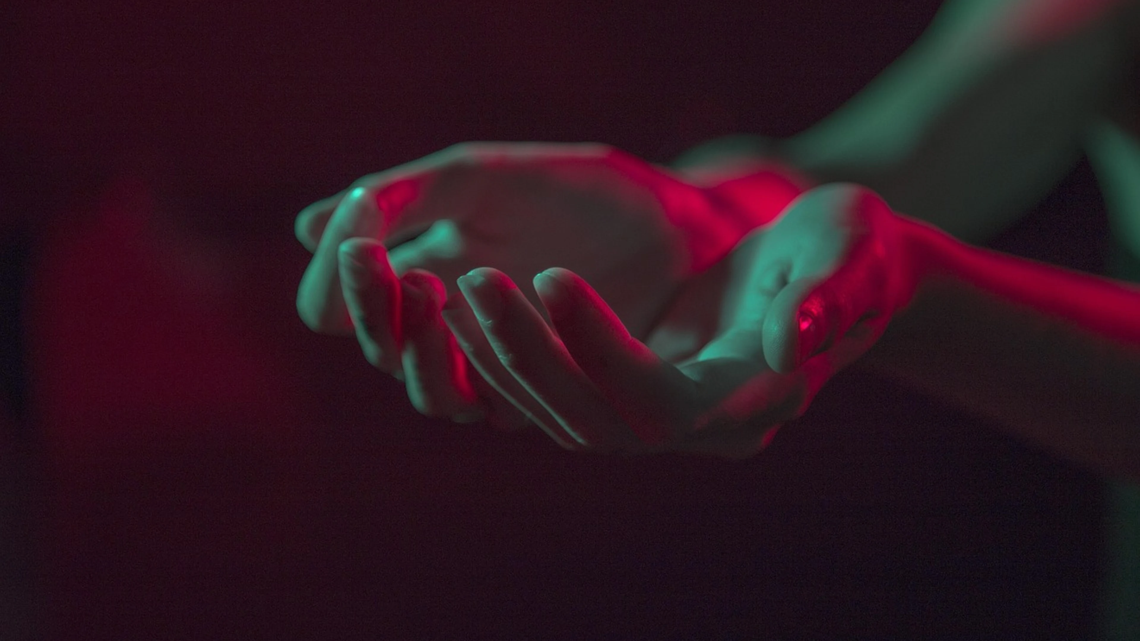 Hands light color - free 4K Ultra HD dark wallpaper for desktop