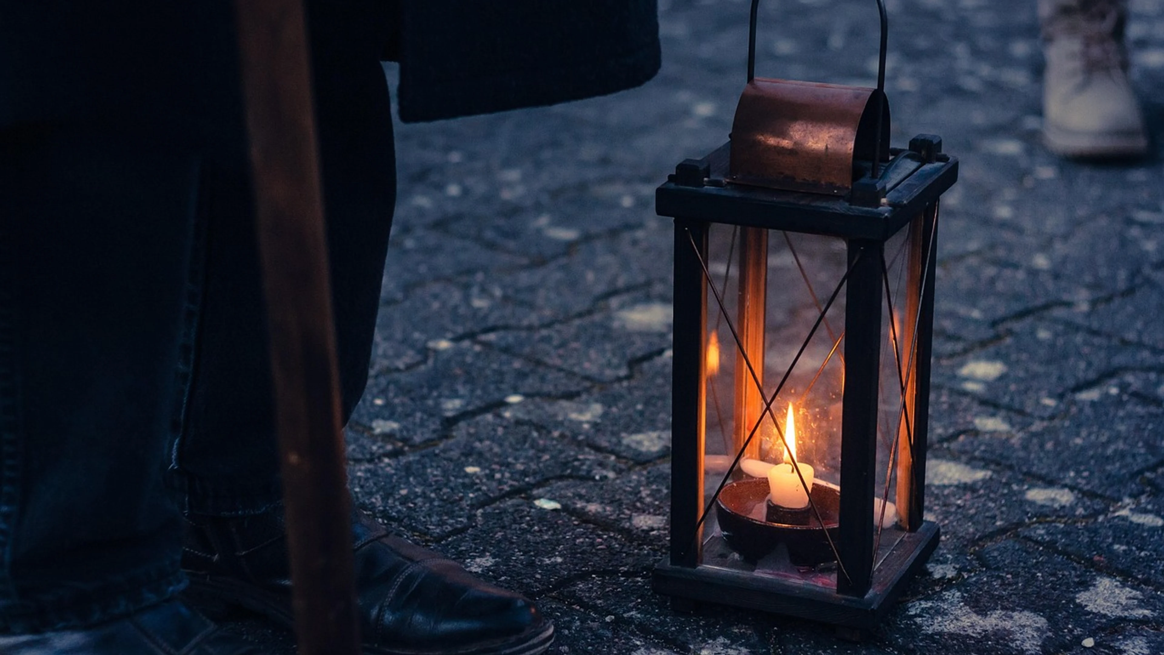 Lamp lantern candle light - free 4K Ultra HD dark wallpaper for desktop