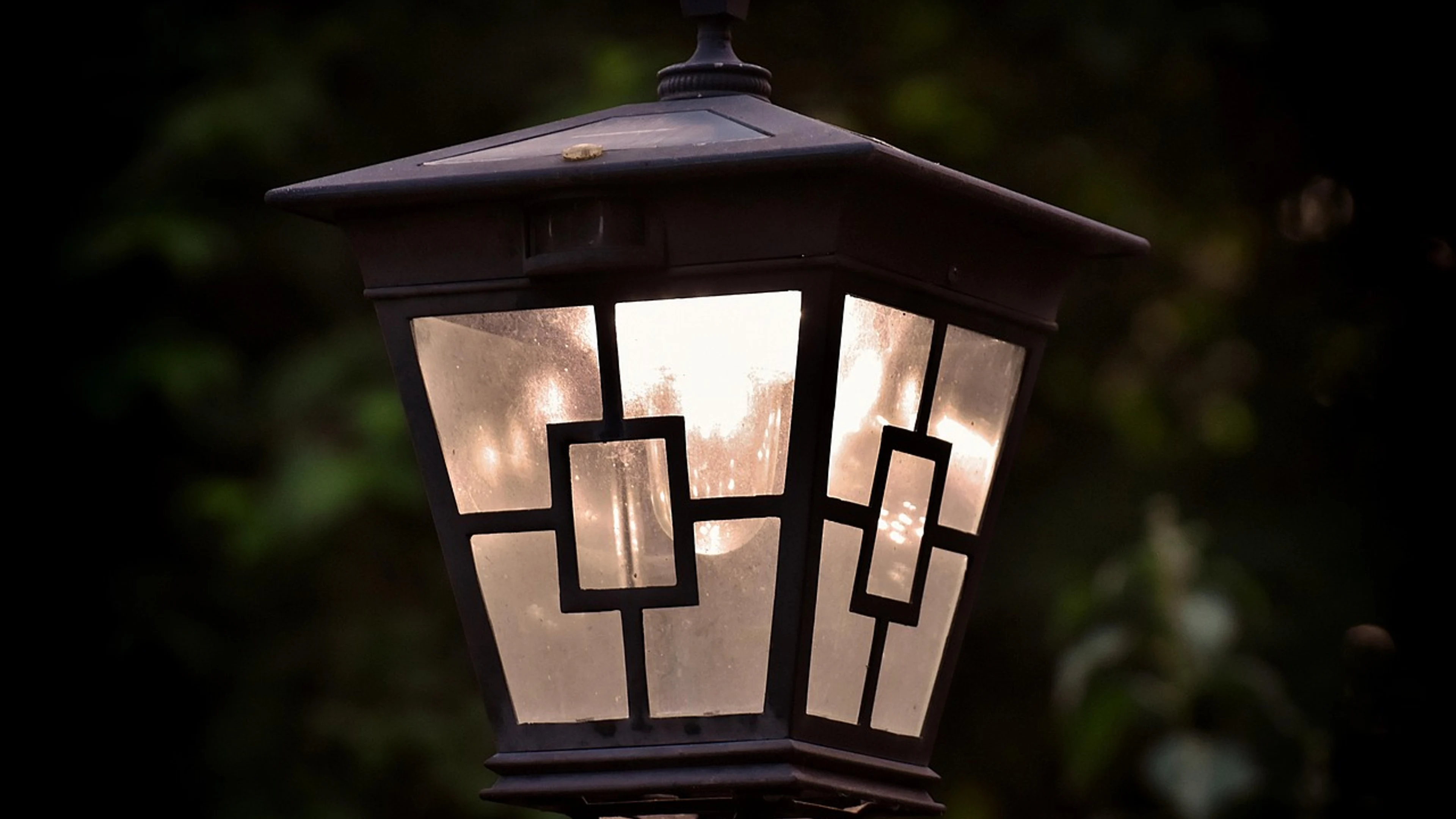 Lantern light lamp - free 4K Ultra HD dark wallpaper for desktop