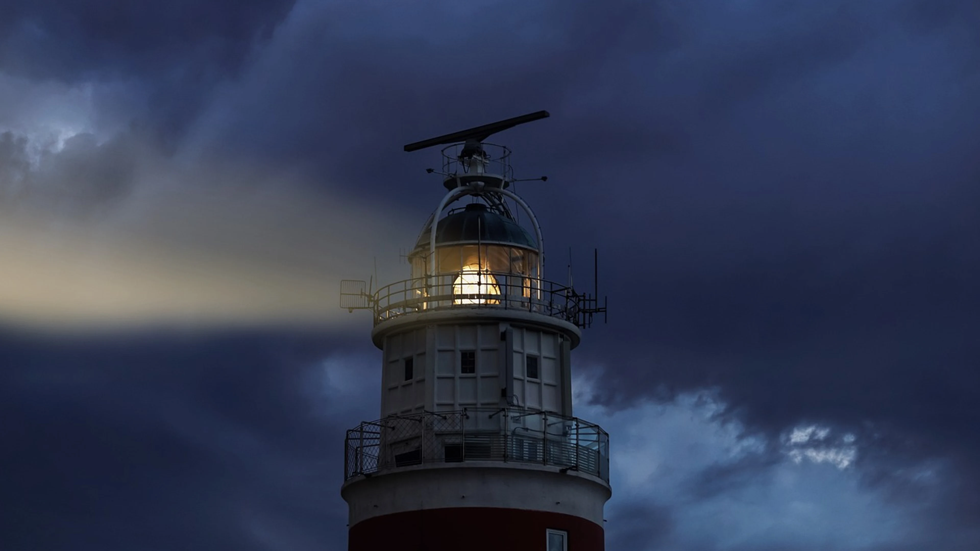 Lighthouse eve light - free 4K Ultra HD dark wallpaper for desktop