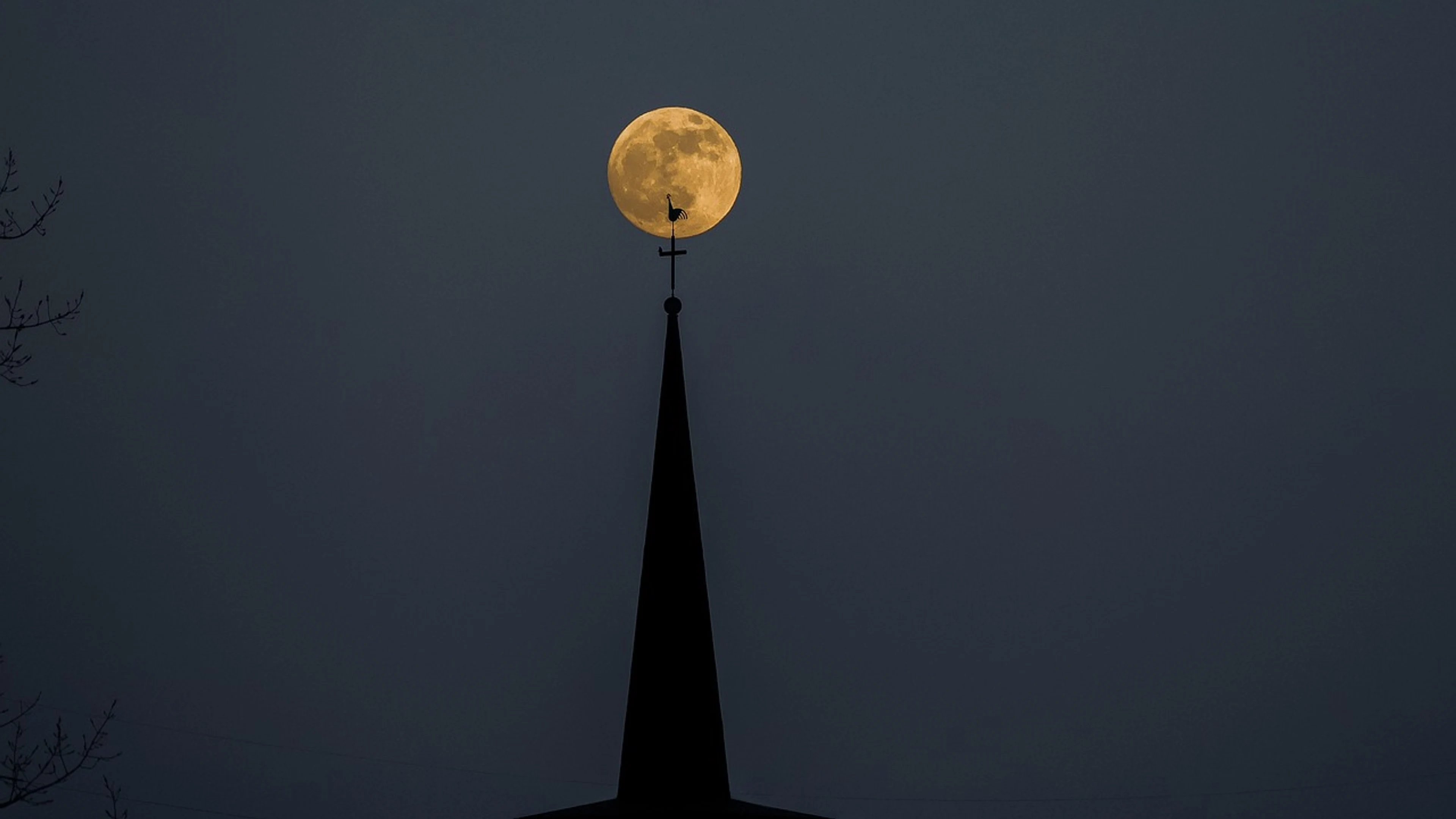 Moon church night - free 4K Ultra HD dark wallpaper for desktop